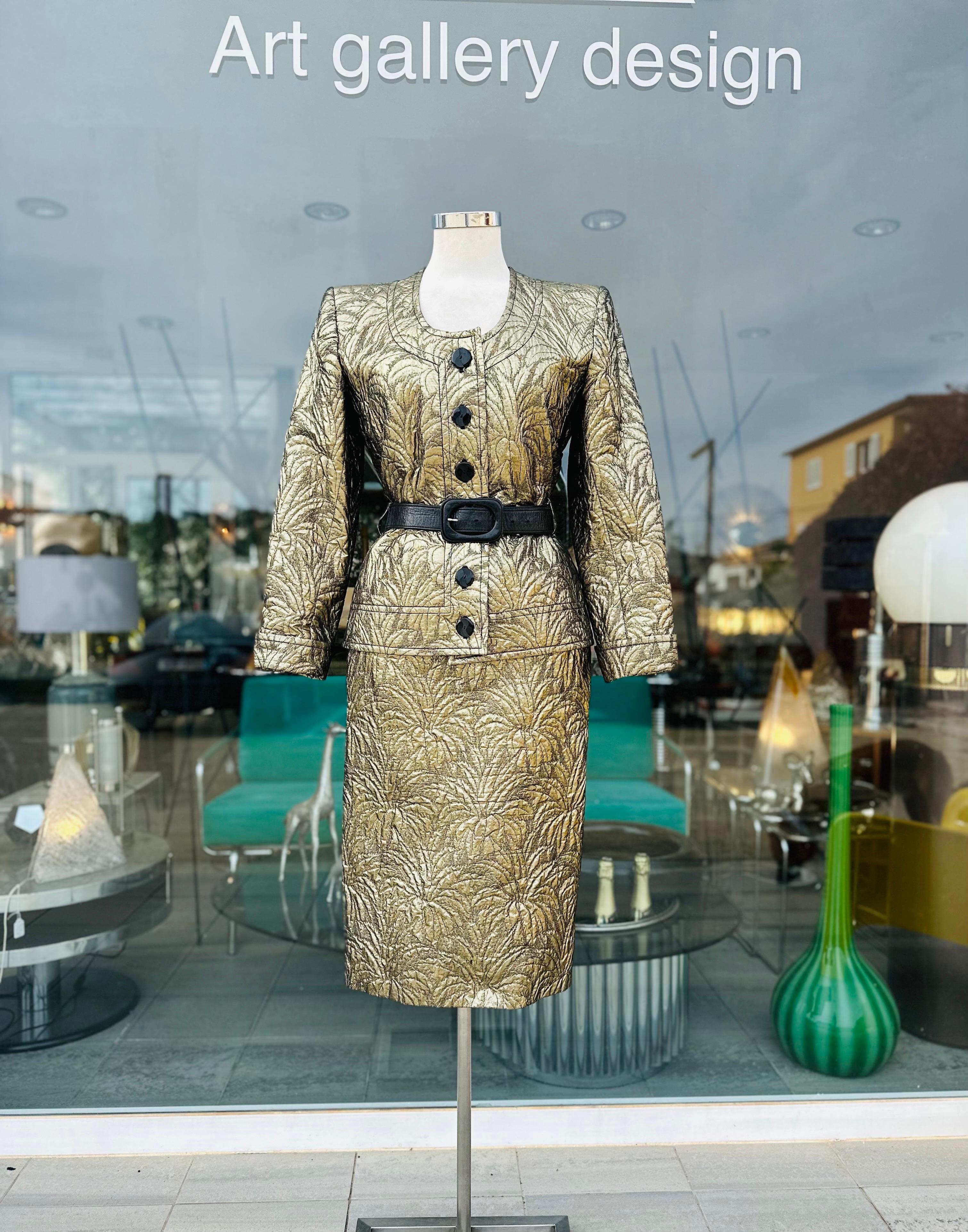 Yves saint Laurent rive gauche gold brocarde jacket and skirt set (F/W 86)
The jacket is slightly shouldered, with a round collar and pretty black buttons.
Belt loops.
The skirt, high-waisted, narrow
Zipper on the left hip ending in a