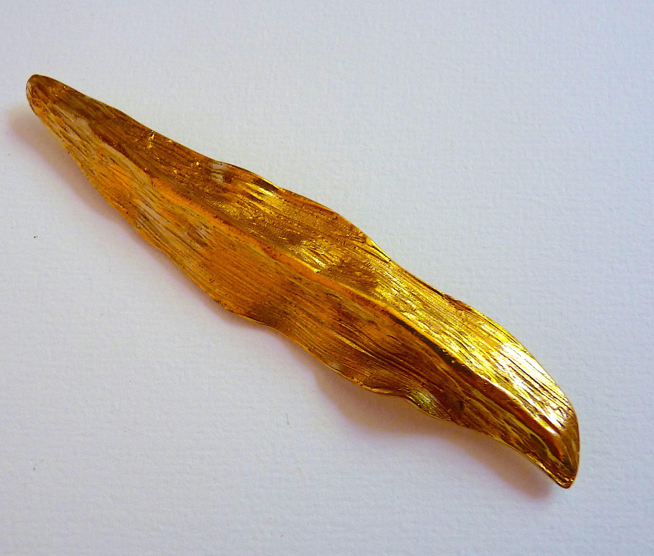 Vintage Yves Saint Laurent  Brooch, Fine Gold Plated Metal, Featuring a Textured Gold Leaf. Very Rare French Haute Couture from the 1980s !
Stamped at Back YSL Made in France
CONDITION : Excellent Vintage Condition !
Measurements : around 10 X 2.5