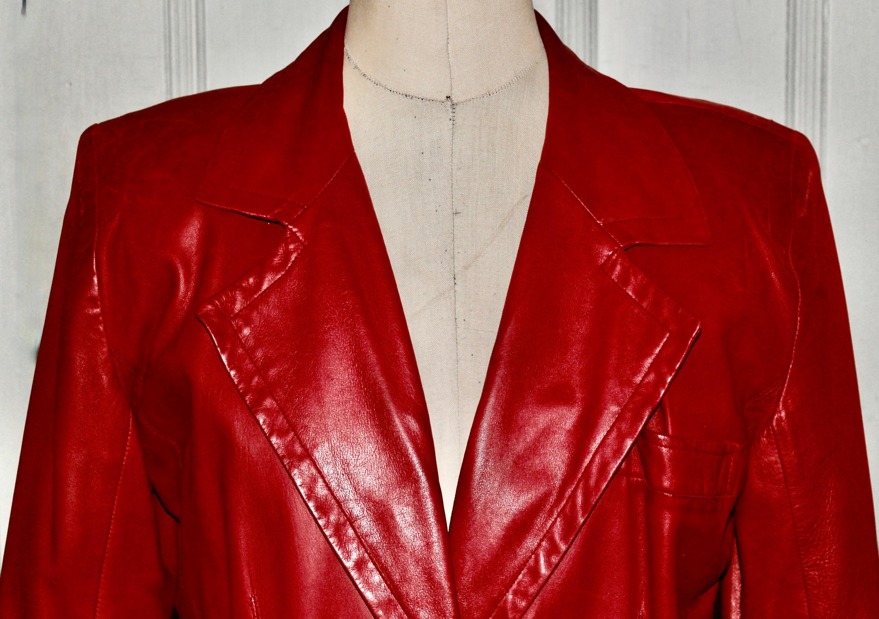 Offriamo un bellissimo abito in pelle rossa YSL degli anni 1970-80 circa. Giacca taglia 42.  Gonna taglia 40. Vita 28