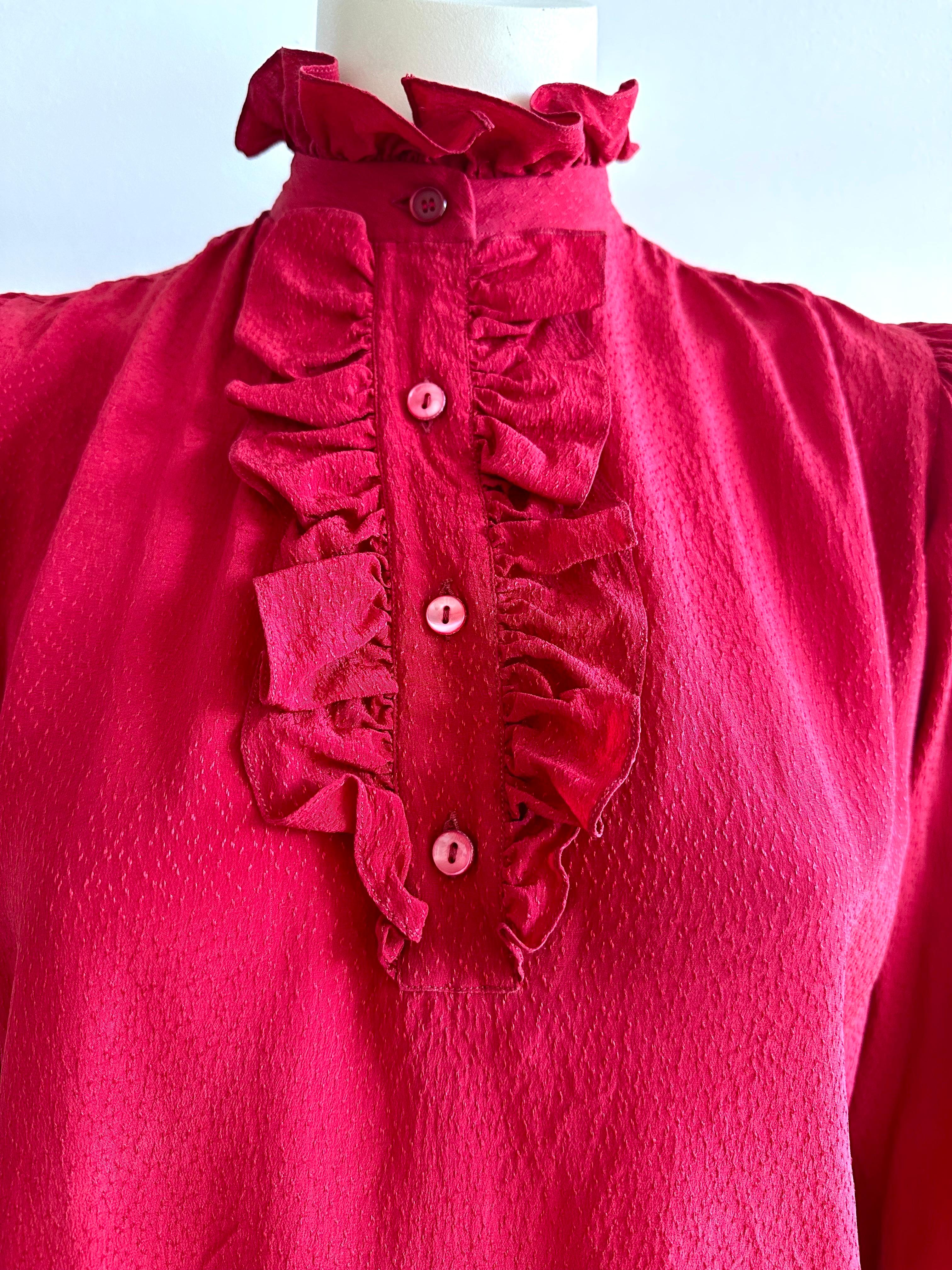 YSL red silk blouse with a small ruffled collar and a ruffled and buttoned bib on the front.
Long sleeves with ruffled and buttoned cuffs.
The size indicated is 38 FR, refer to the measurements
Shoulder to shoulder 37cm
Chest width 48cm
Hips