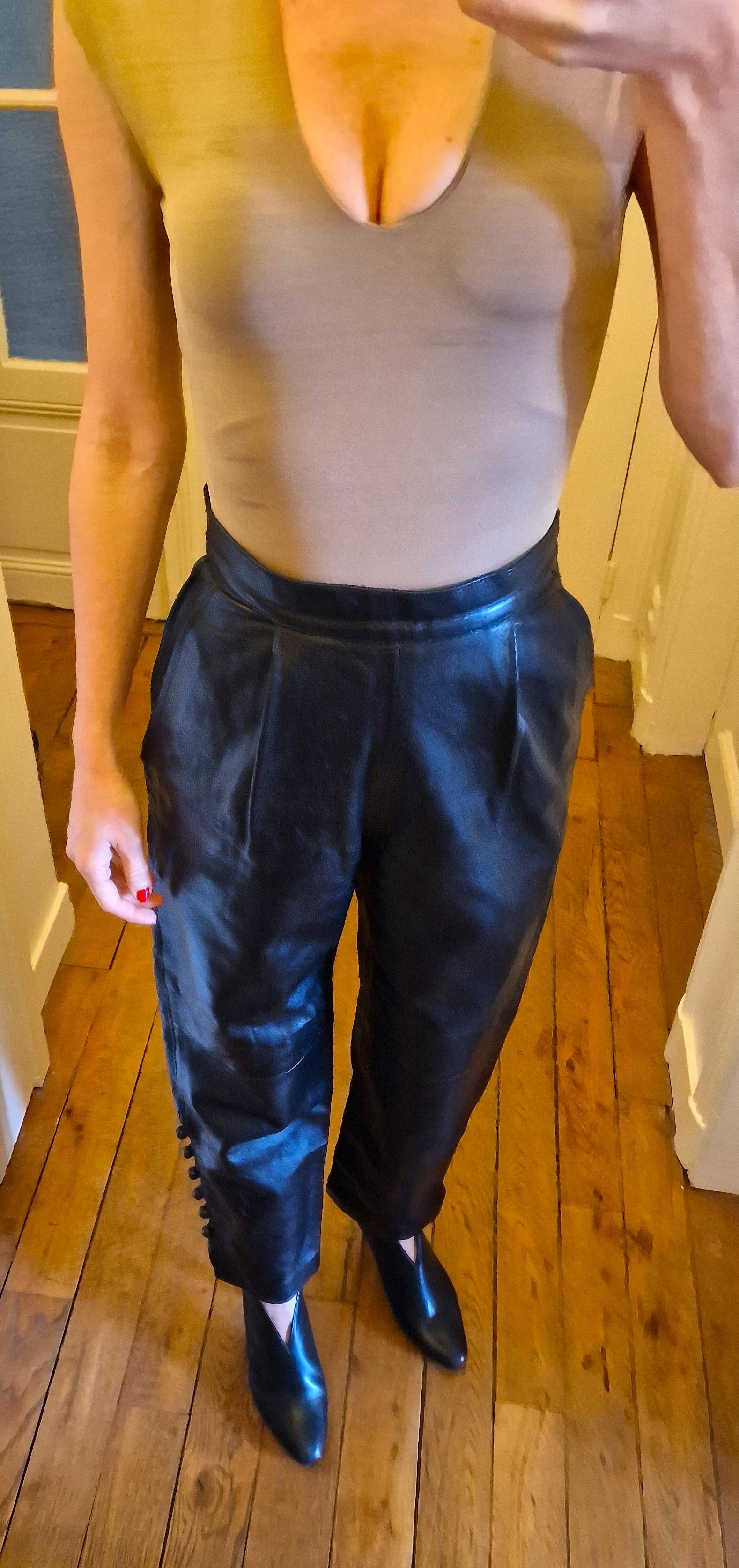 Yves Saint Laurent Rive Gauche Pantalon en cuir à taille haute Noir Petit Pantalon en vente 10