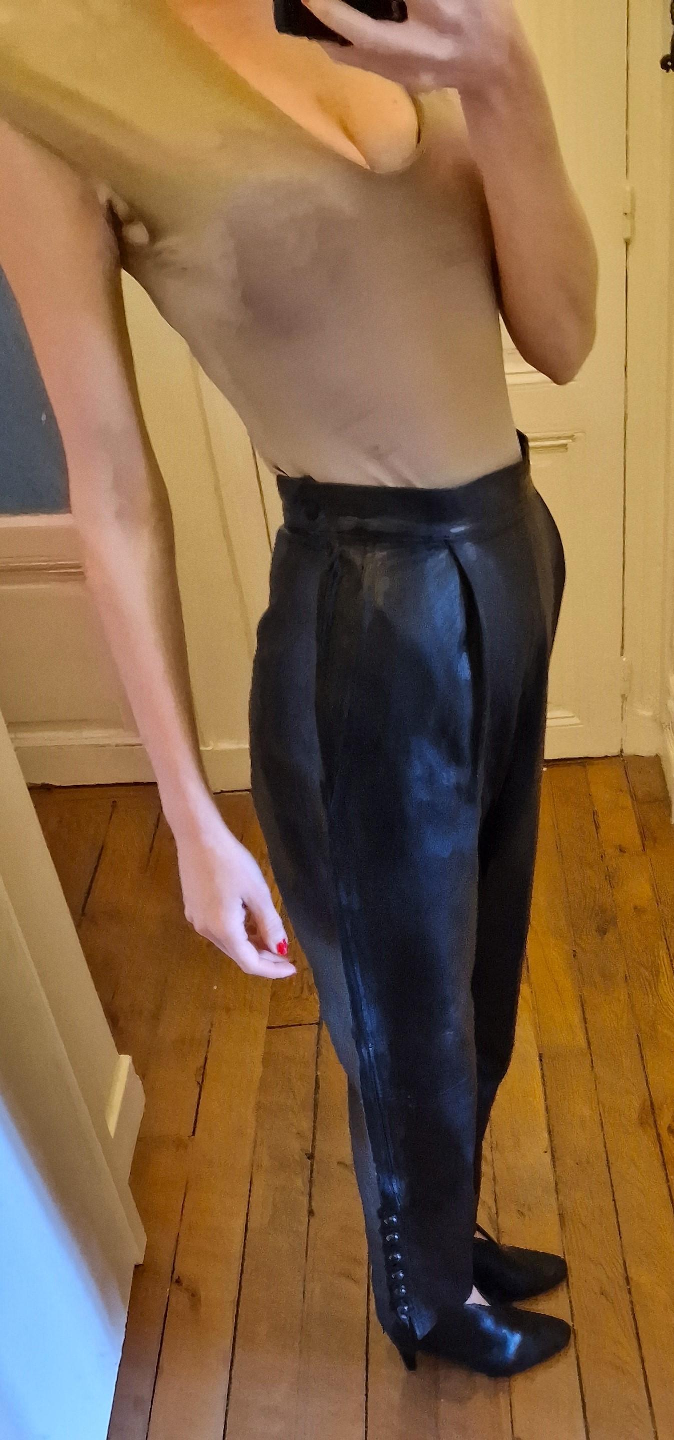 Yves Saint Laurent Rive Gauche Pantalon en cuir à taille haute Noir Petit Pantalon en vente 11