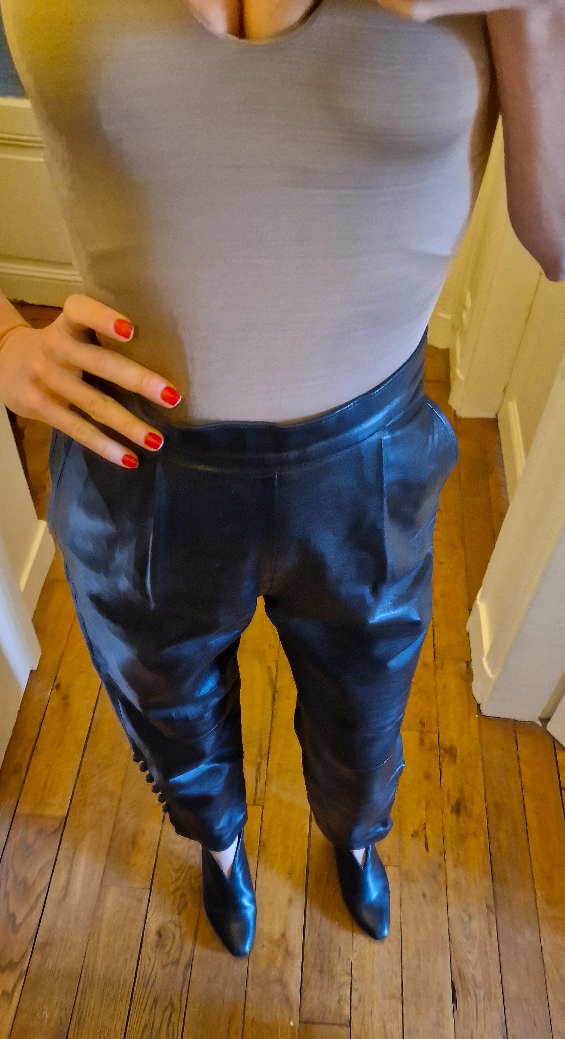 Yves Saint Laurent Rive Gauche Pantalon en cuir à taille haute Noir Petit Pantalon en vente 14