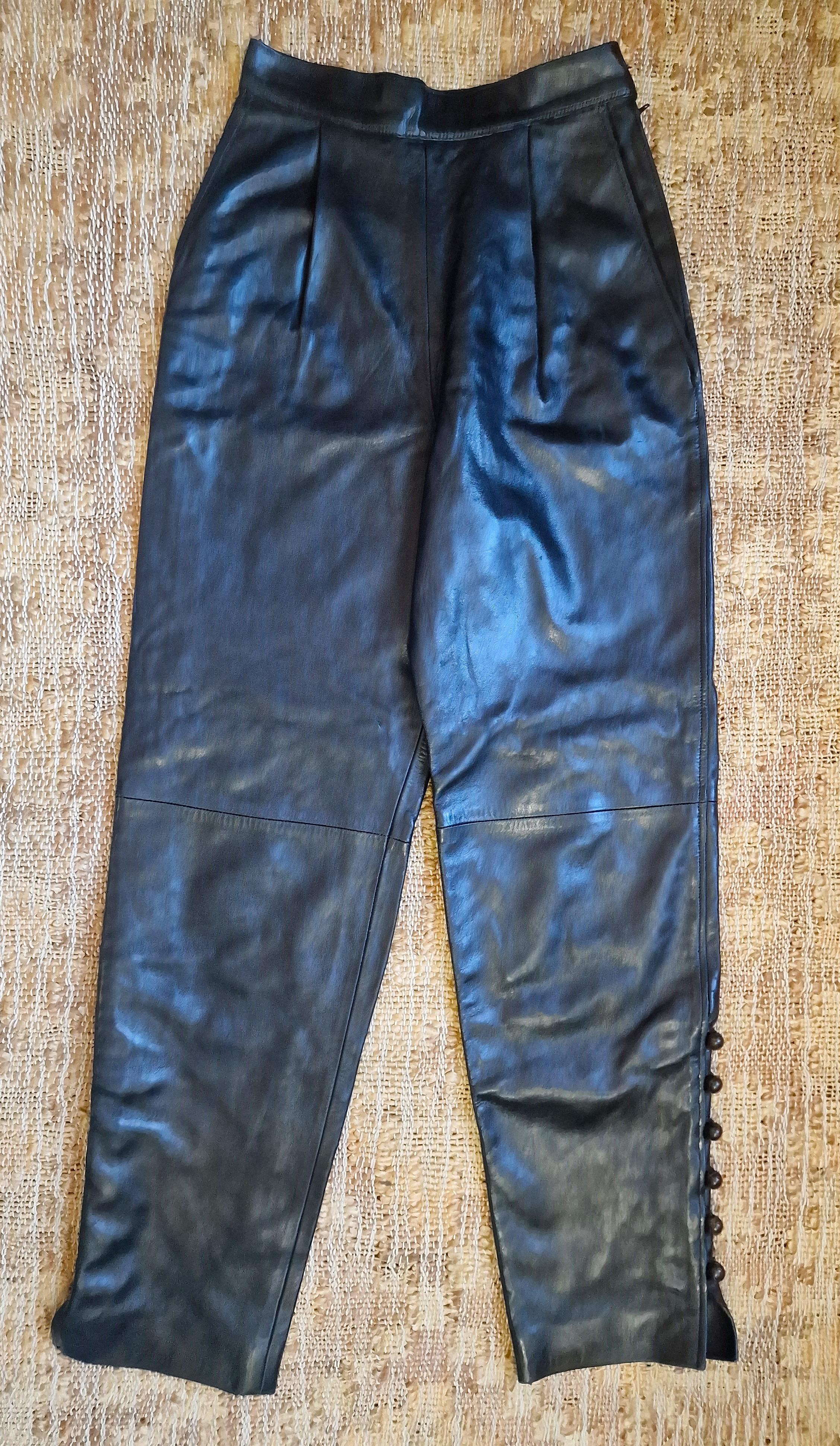 Leather pants by Yves Saint Laurent!
Rive Gauche line!
High waist!
6 wooden buttons at the botton!

VERY GOOD condition!

SIZE
Small.
Makred size: FR38
Length: 102 cm / 40.2 inch
Waist: 30 cm / 11.8 inch
Hips: 47 cm / 18.5 inch
Rise: 35 cm / 13.8