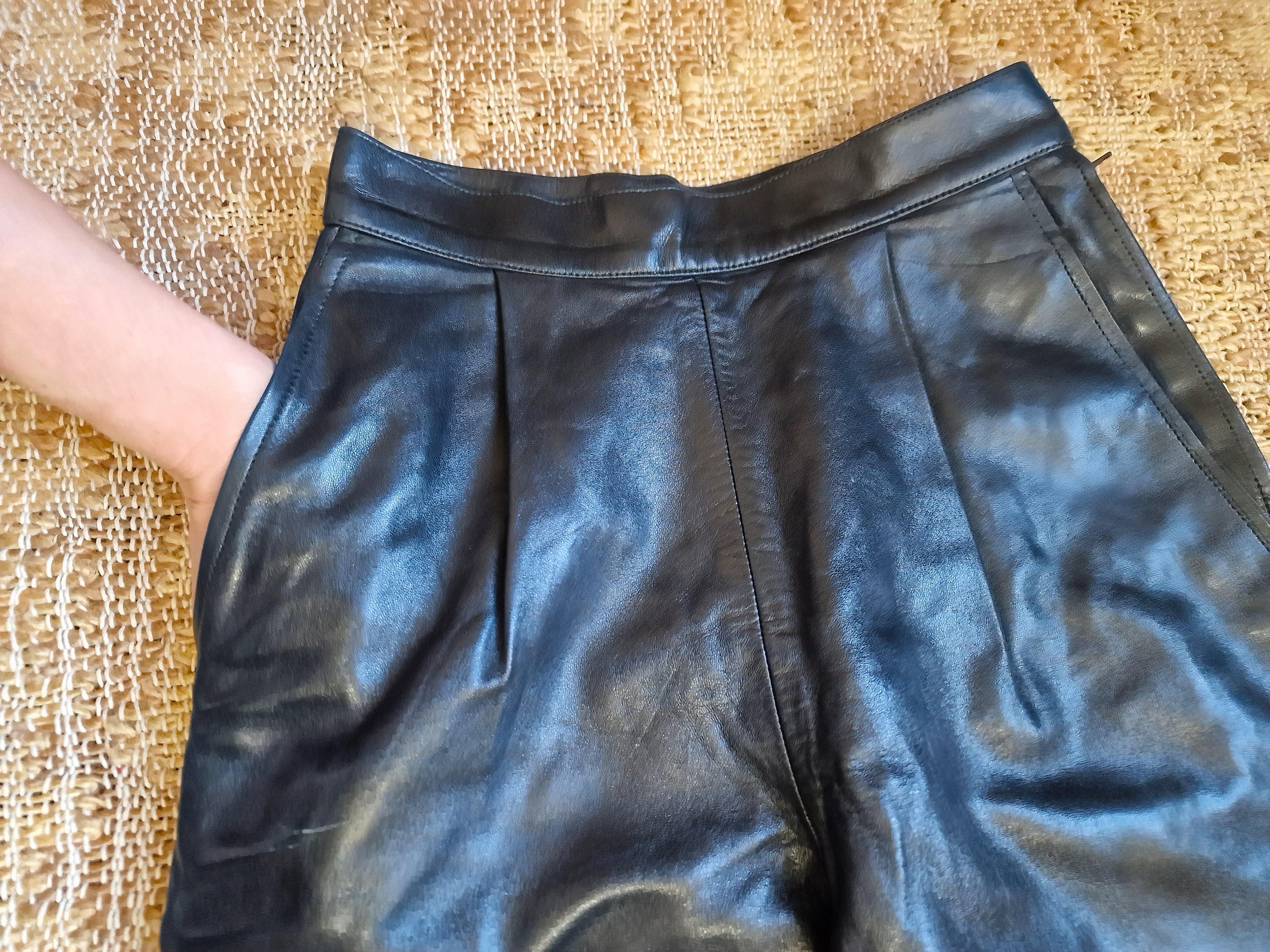 Yves Saint Laurent Rive Gauche Pantalon en cuir à taille haute Noir Petit Pantalon en vente 3