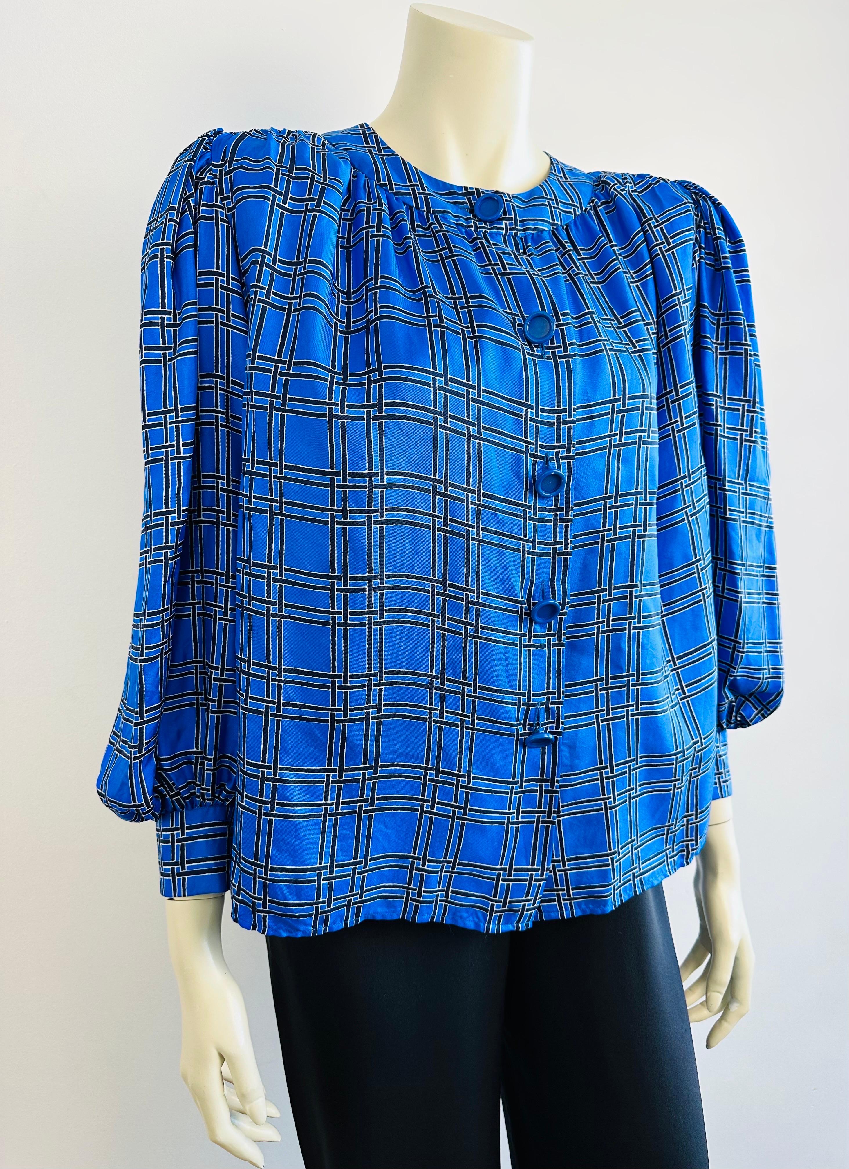 Yves saint Laurent silk blouse from the 1970s, check pattern on royal blue background
Round collar
Balloon sleeves tightened at the cuffs and closed with a button.
Pleated front shoulders
Royal blue plastic buttons
Loose fit
Size 36 please refer to