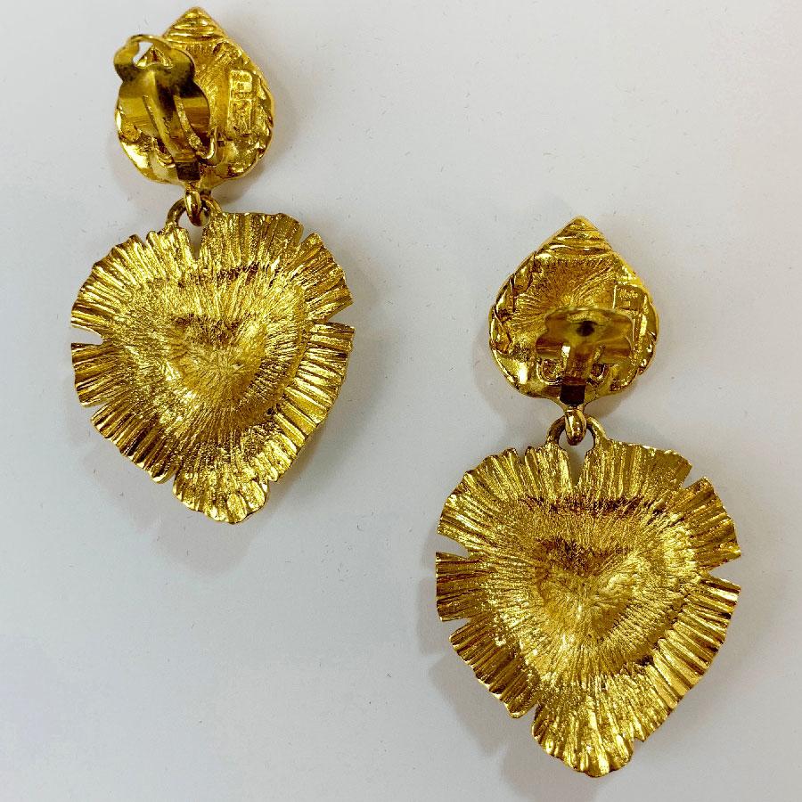 YSL YVES SAINT LAURENT Vintage Pendant Clip-on Earrings in Gilt Metal In Excellent Condition In Paris, FR