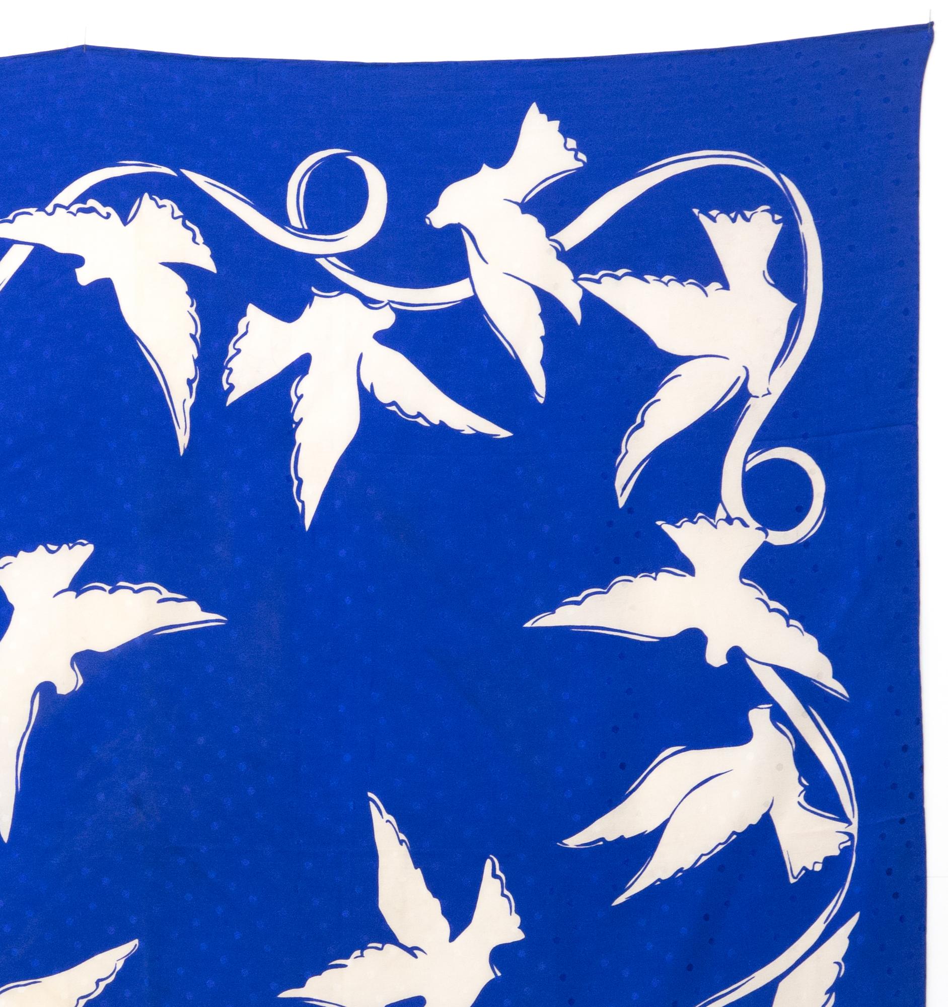 YSL Yves Saint Laurent White Doves Silk Scarf In Good Condition For Sale In Paris, FR