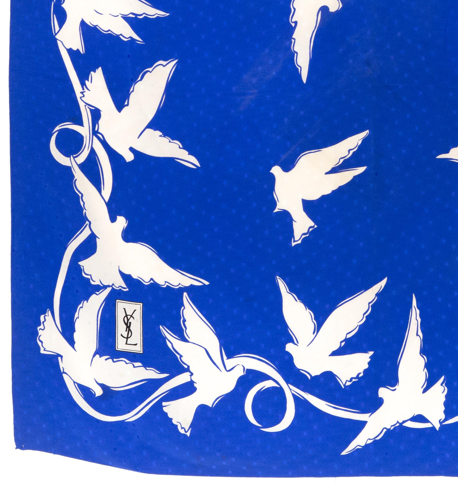 YSL Yves Saint Laurent Weißer Seidenschal mit Taubenmuster für Damen oder Herren im Angebot