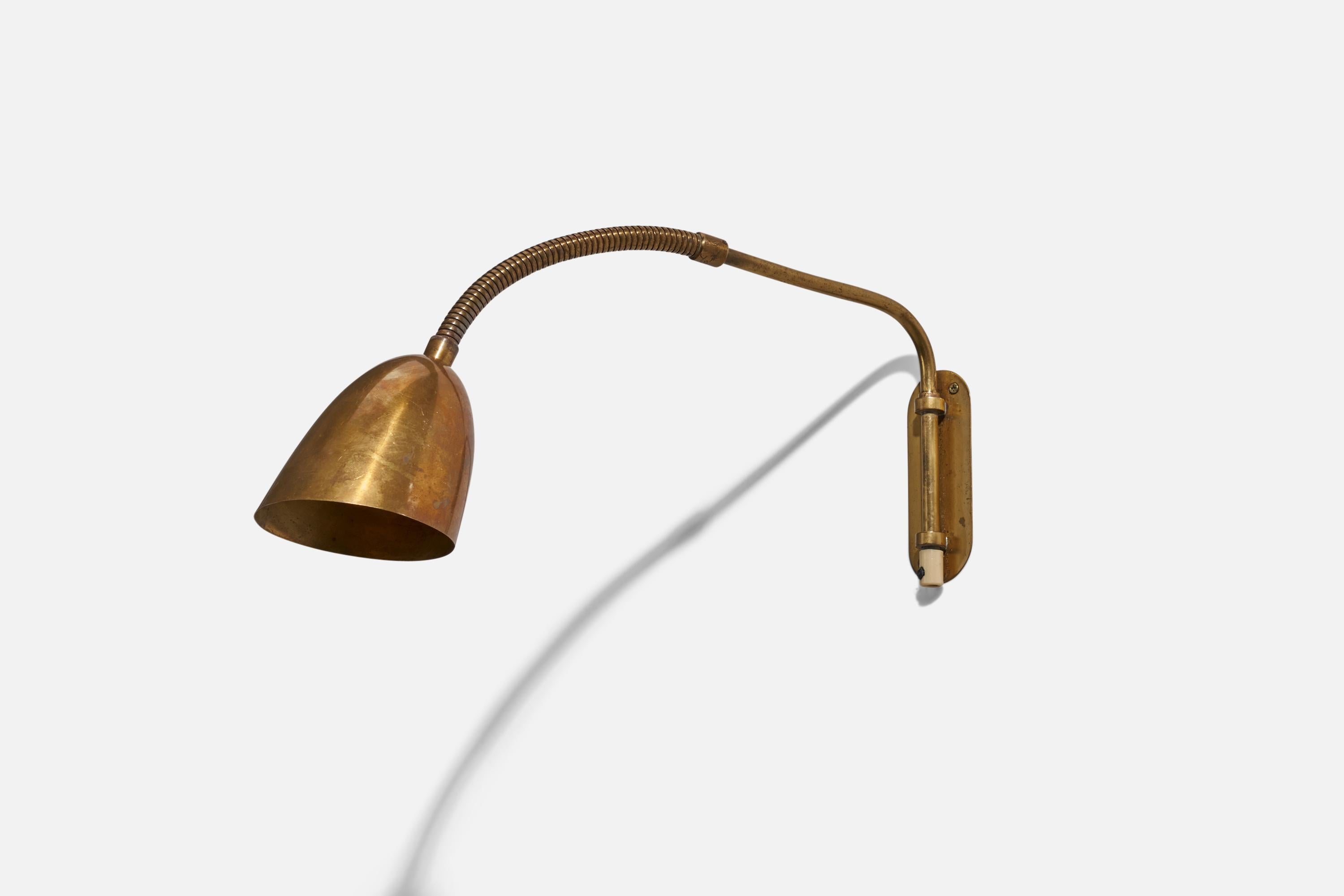 An adjustable brass wall light designed and produced by Ystad-Metall, Sweden, c. 1940s. Lamp with makers stamp to reverse of backplate.

Dimensions variable, measured as illustrated in first image.

Dimensions of back plate (inches) : 5.09 x