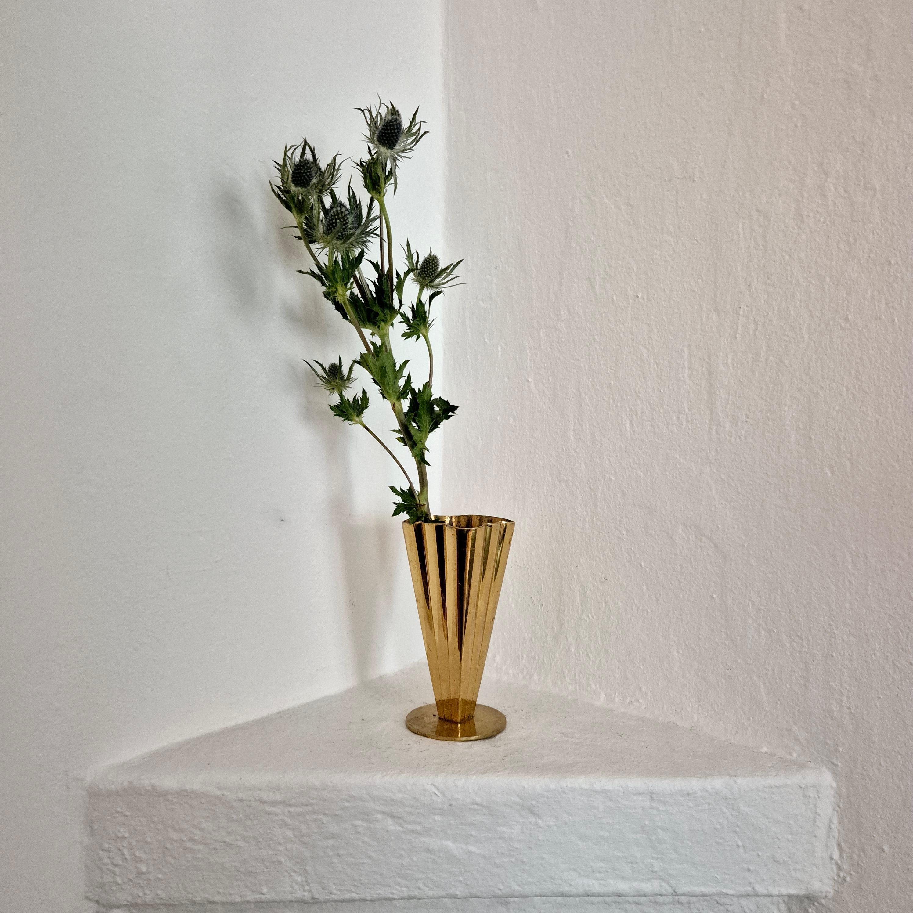 Ystad-Metall, vaso in ottone modello 5317-77, The Modern Scandinavian / Midcentury.

Bellissima forma Art Decor, un gioiello decorativo classico e senza tempo. Con marchio di garanzia: YSTAD-METALL MADE IN SWEDEN.