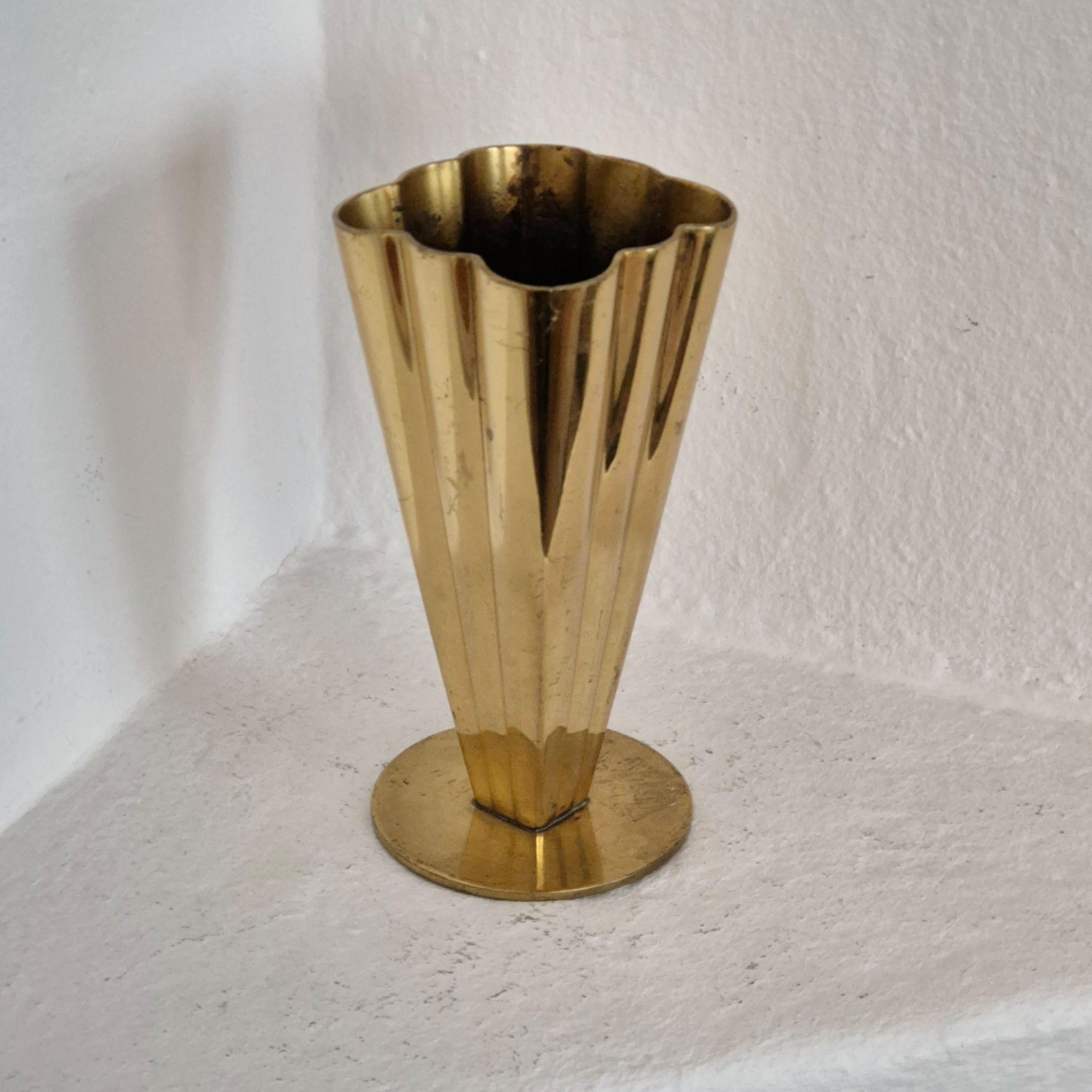 Scandinavo moderno Ystad-Metall, vaso in ottone modello 5317-77, The Modern Scandinavian / Midcentury