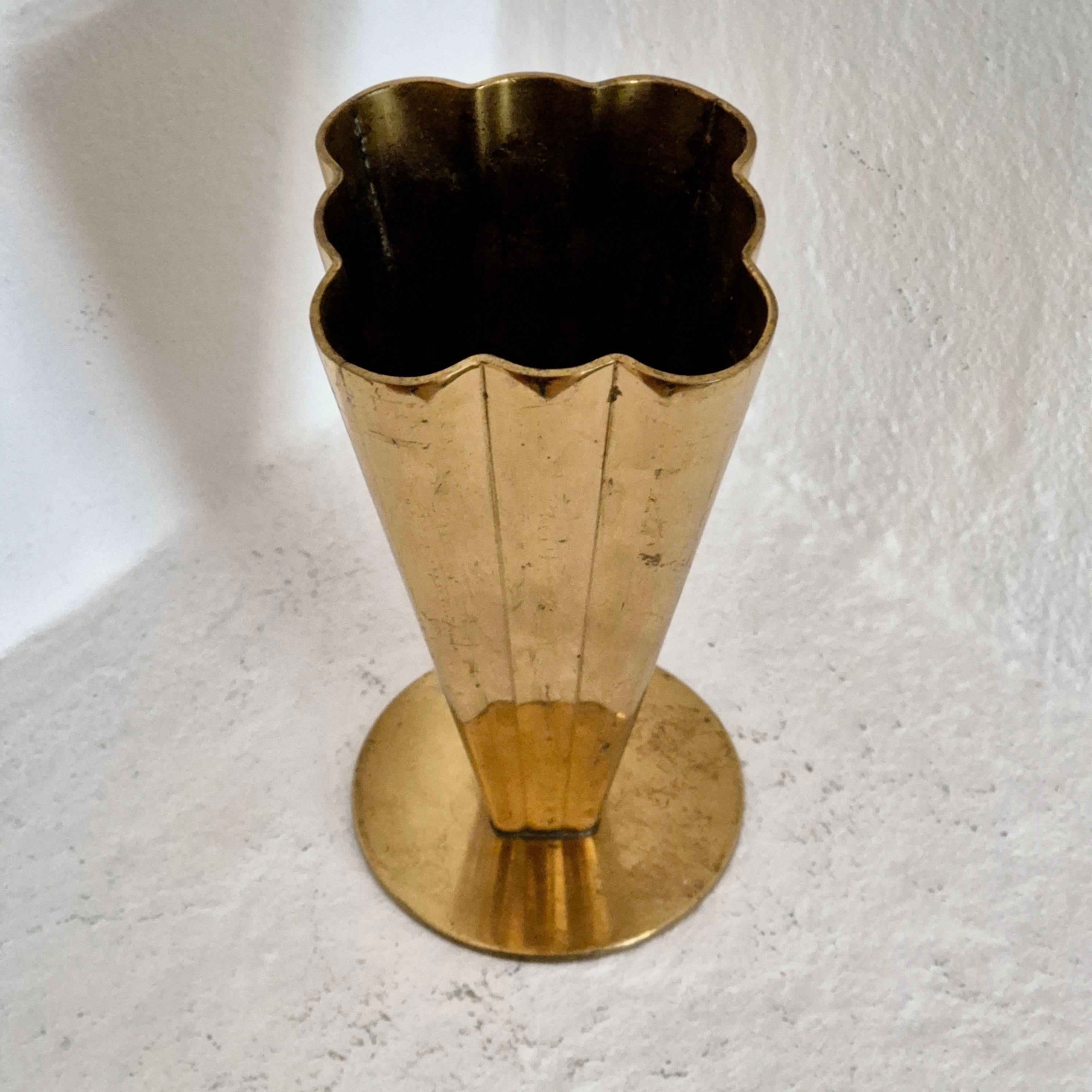 Svedese Ystad-Metall, vaso in ottone modello 5317-77, The Modern Scandinavian / Midcentury
