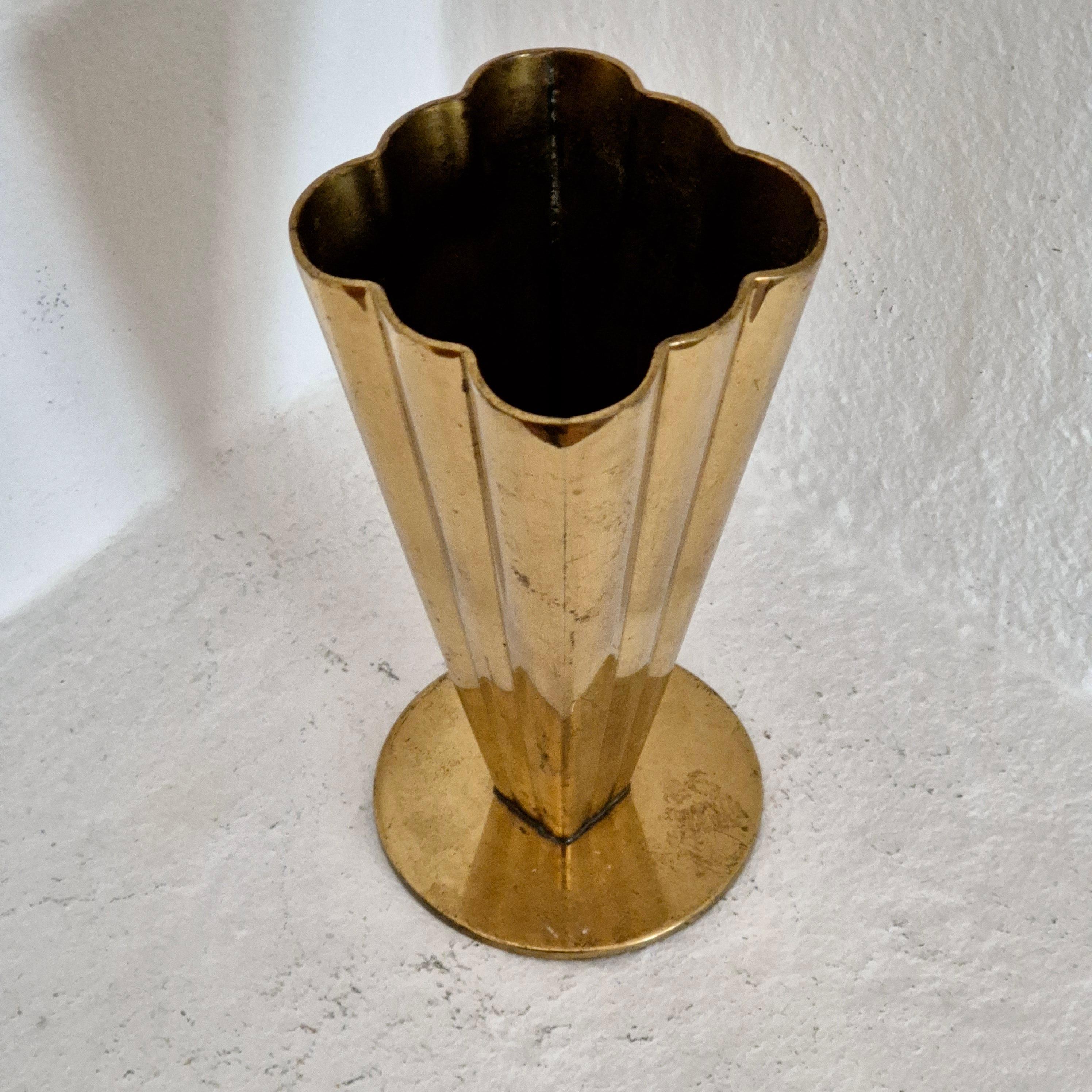 Ystad-Metall, vaso in ottone modello 5317-77, The Modern Scandinavian / Midcentury In condizioni discrete a Stockholm, SE