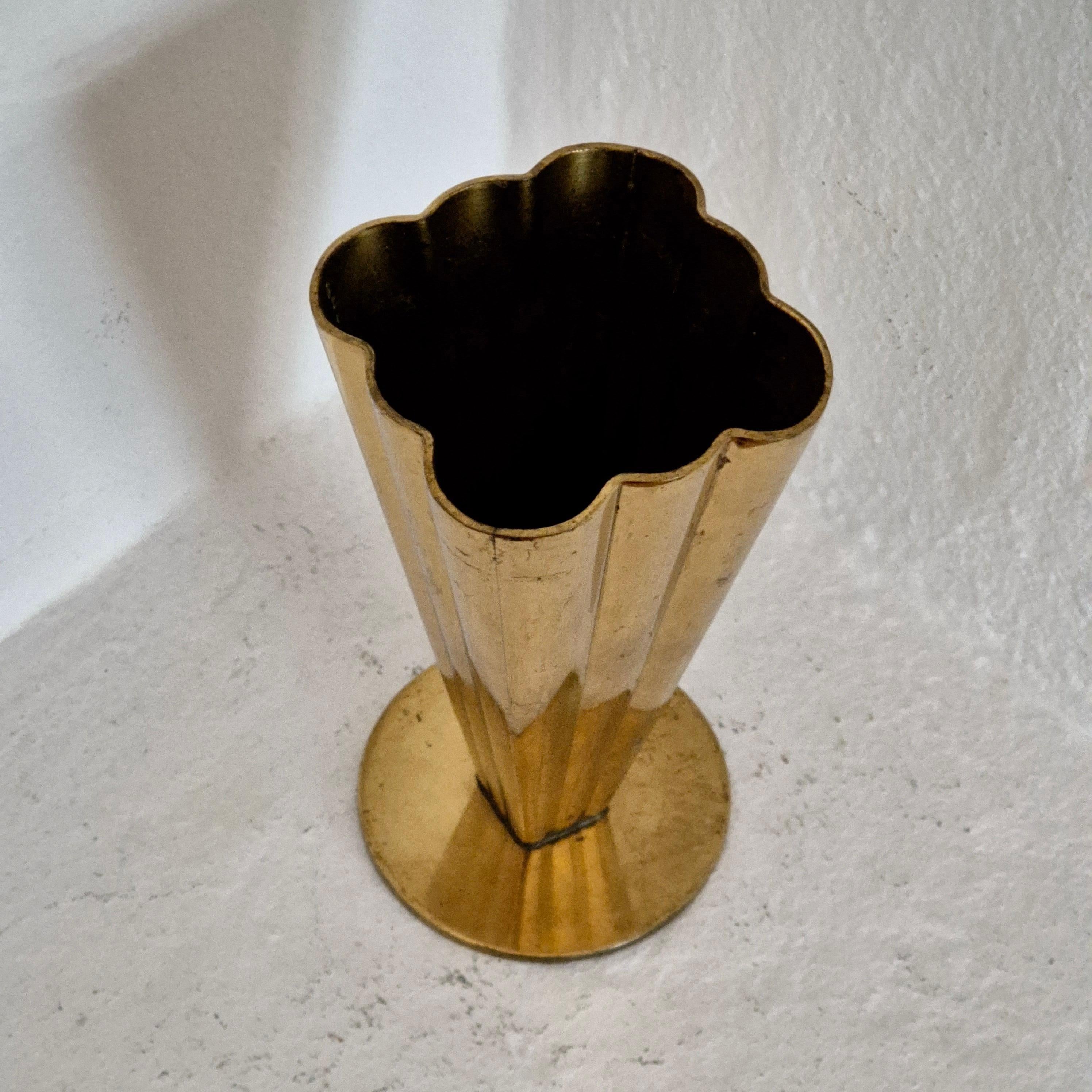 Ystad-Metall, vaso in ottone modello 5317-77, The Modern Scandinavian / Midcentury 1