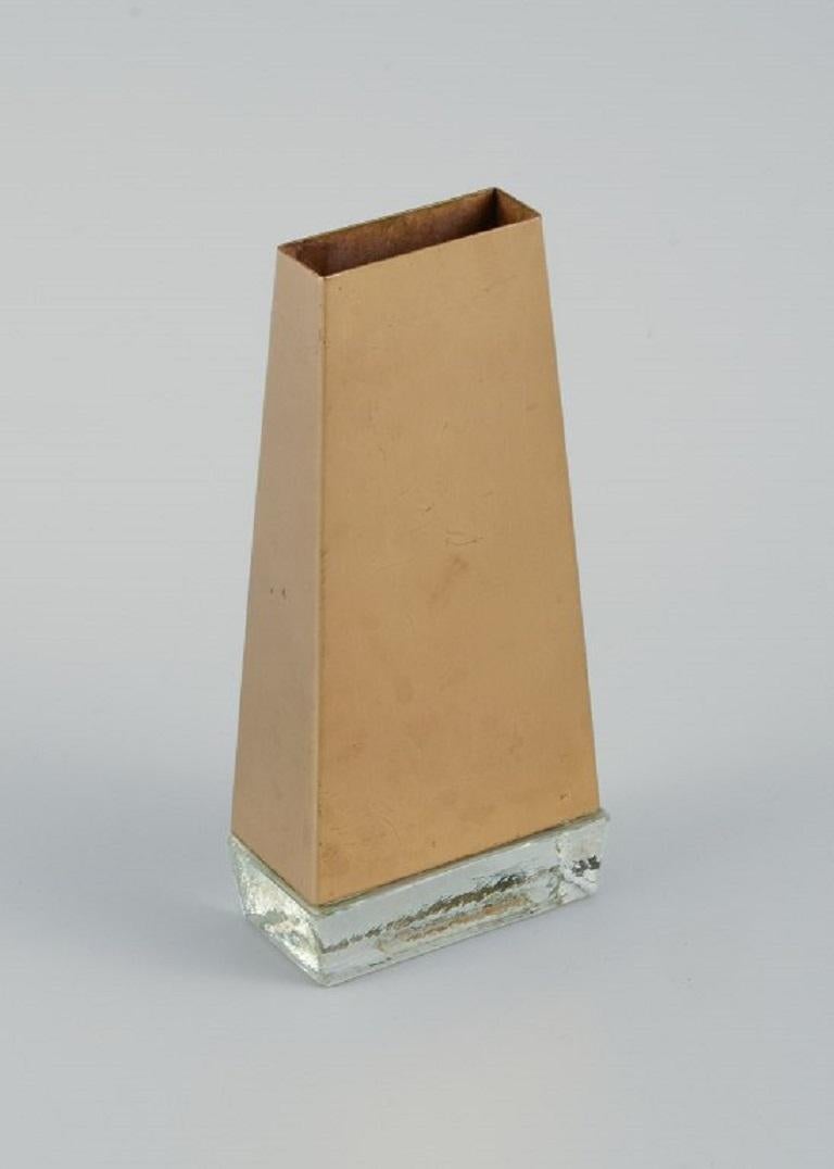 Ystad-Metall, Schweden. Seltene Vase aus Glas und Messing.
Ca. 1960er Jahre
In ausgezeichnetem Zustand mit einer guten Patina.
Aufkleber.
Abmessungen: H 15 x T 7,0 x B 3,5 cm.