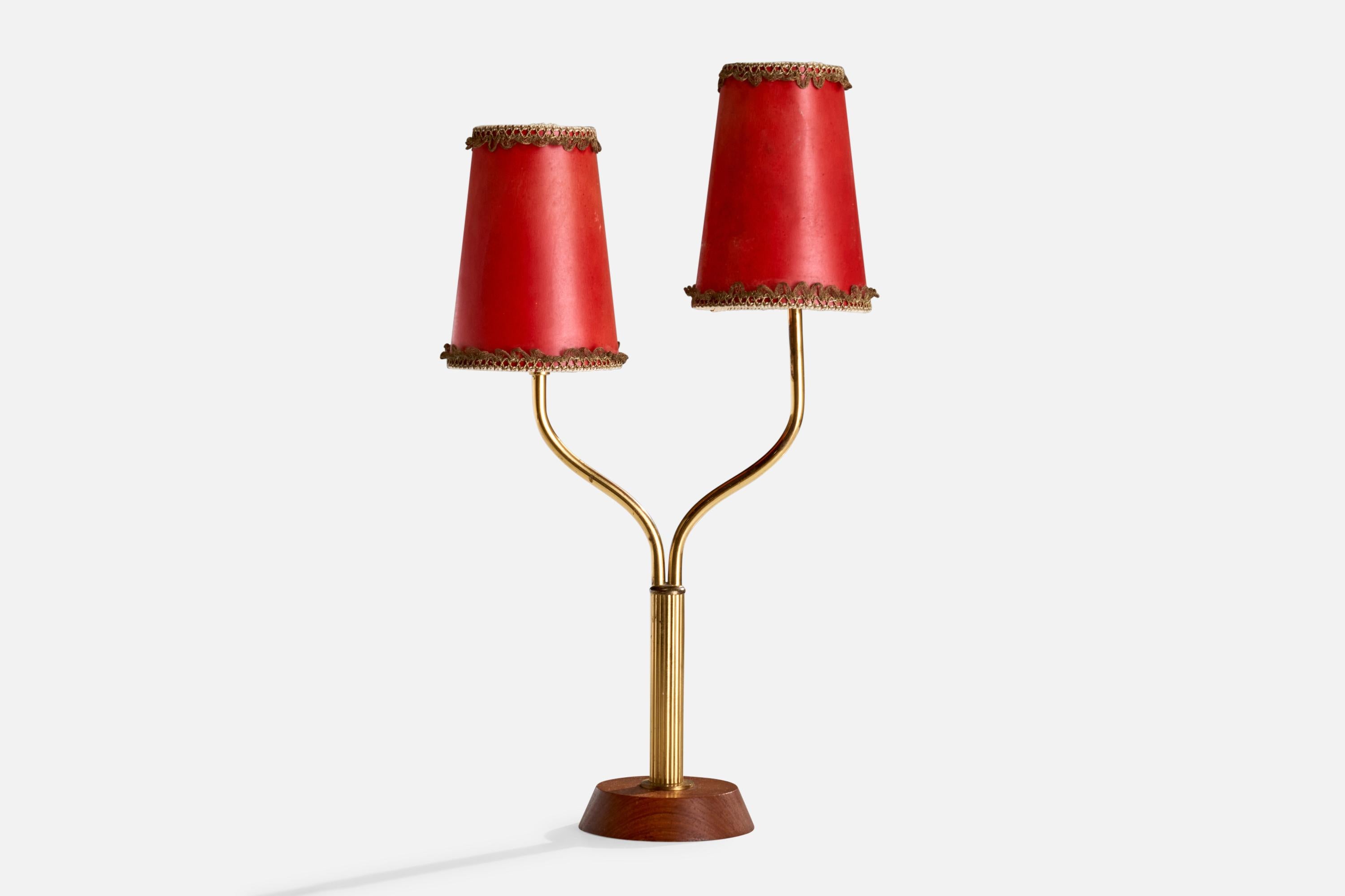 Lampe de table en laiton, teck et papier parchemin rouge produite par Ystad-Metall, Suède, c. années 1950.

Dimensions de la lampe (pouces) : 13.75