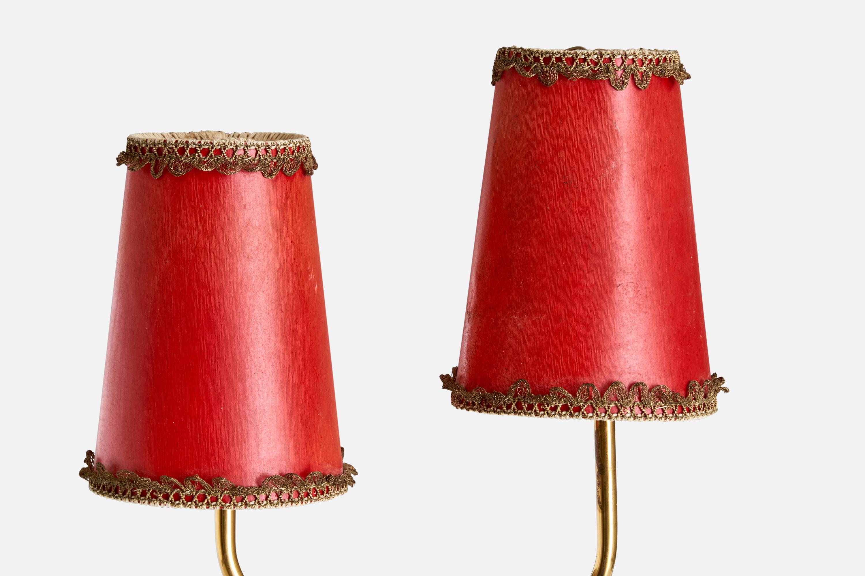 Suédois Ystad-Metall, lampe de table, laiton, teck, papier parchemin, Suède, années 1950 en vente