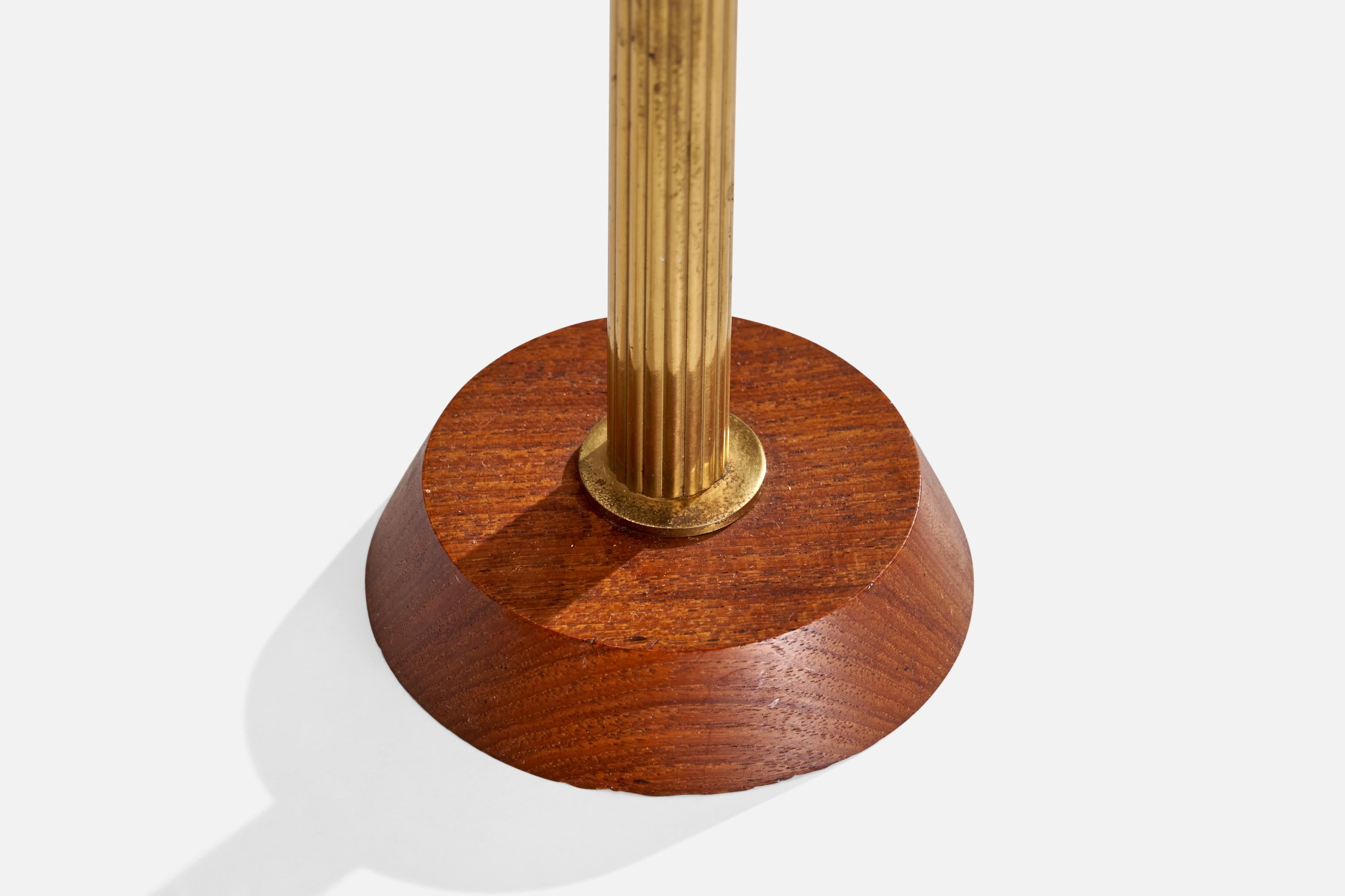Ystad-Metall, lampe de table, laiton, teck, papier parchemin, Suède, années 1950 en vente 1