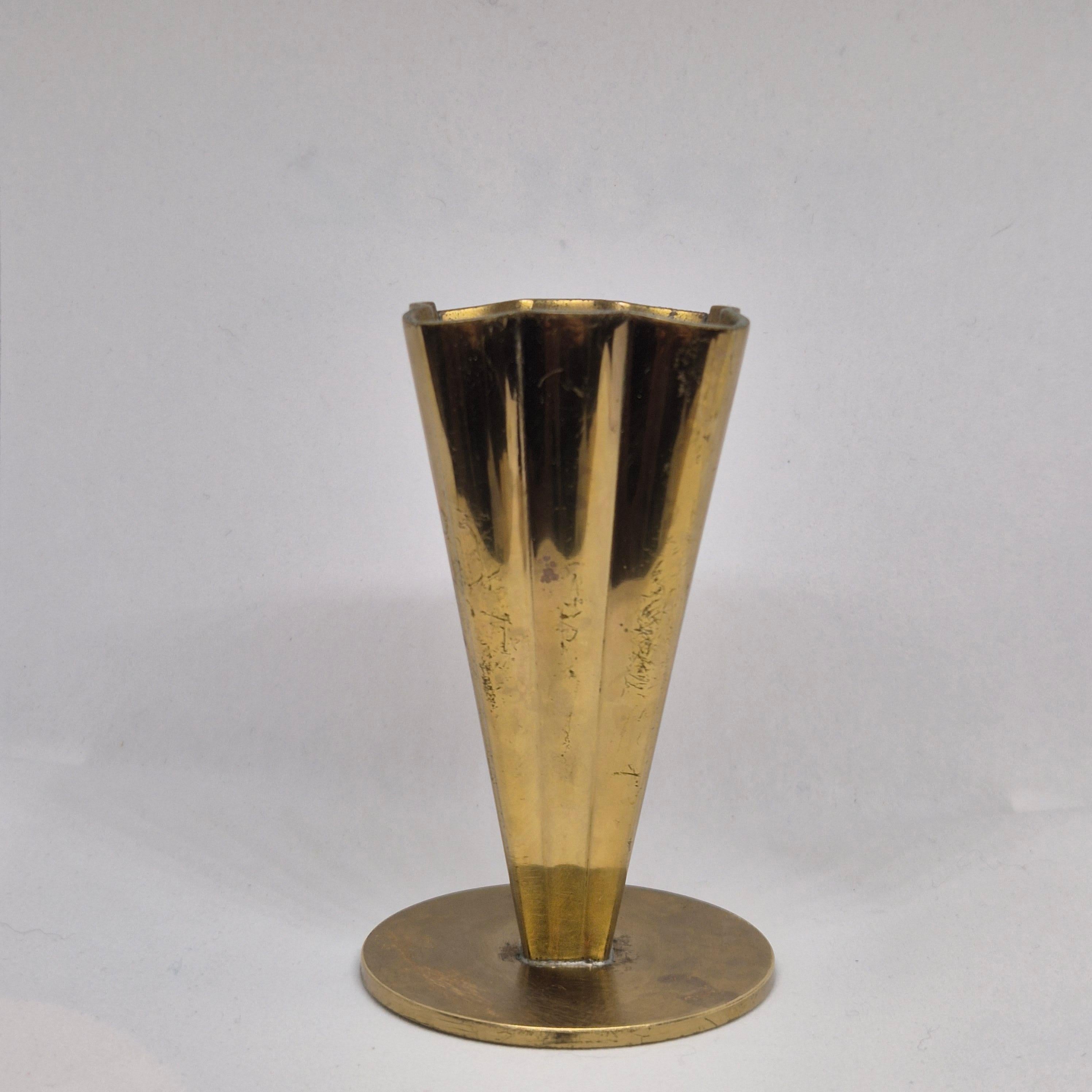 Scandinavo moderno Ystad-Metall, vaso in ottone, stile moderno svedese, metà del 1900. in vendita