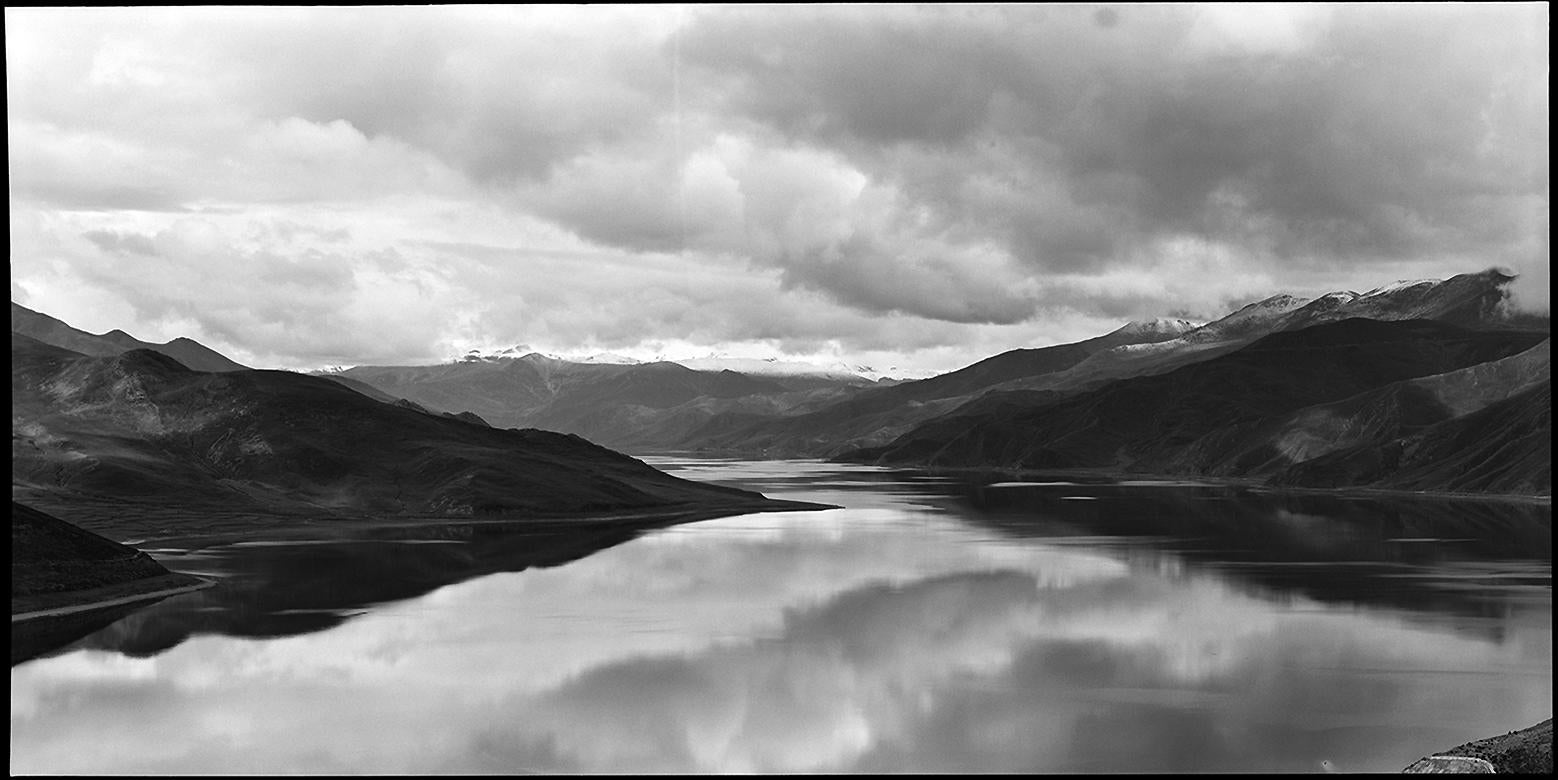 Black and White Photograph Yu Hanyu - Reflections du ciel, Tibet, photographie chinoise contemporaine, édition 2/5