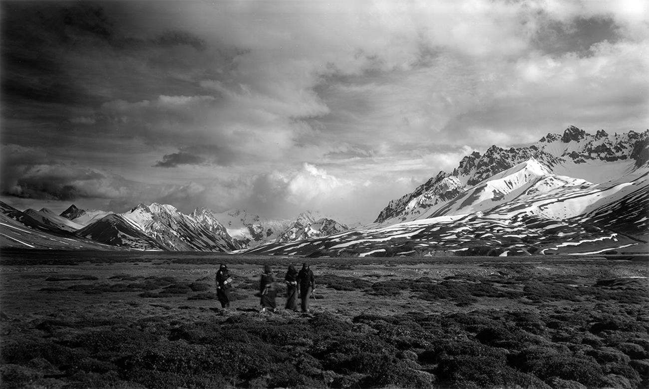 Tibetan Plateau, 2013 des chinesischen Künstlers Yu Hanyu ist ein signierter 16" x 20" HD C- Druck. In einer Auflage von 5 Stück sind die Nummern 1/5 und 2/5 erhältlich.

Der Künstler sagt über seine Fotografien von den Bergen Tibets: "Unter einem