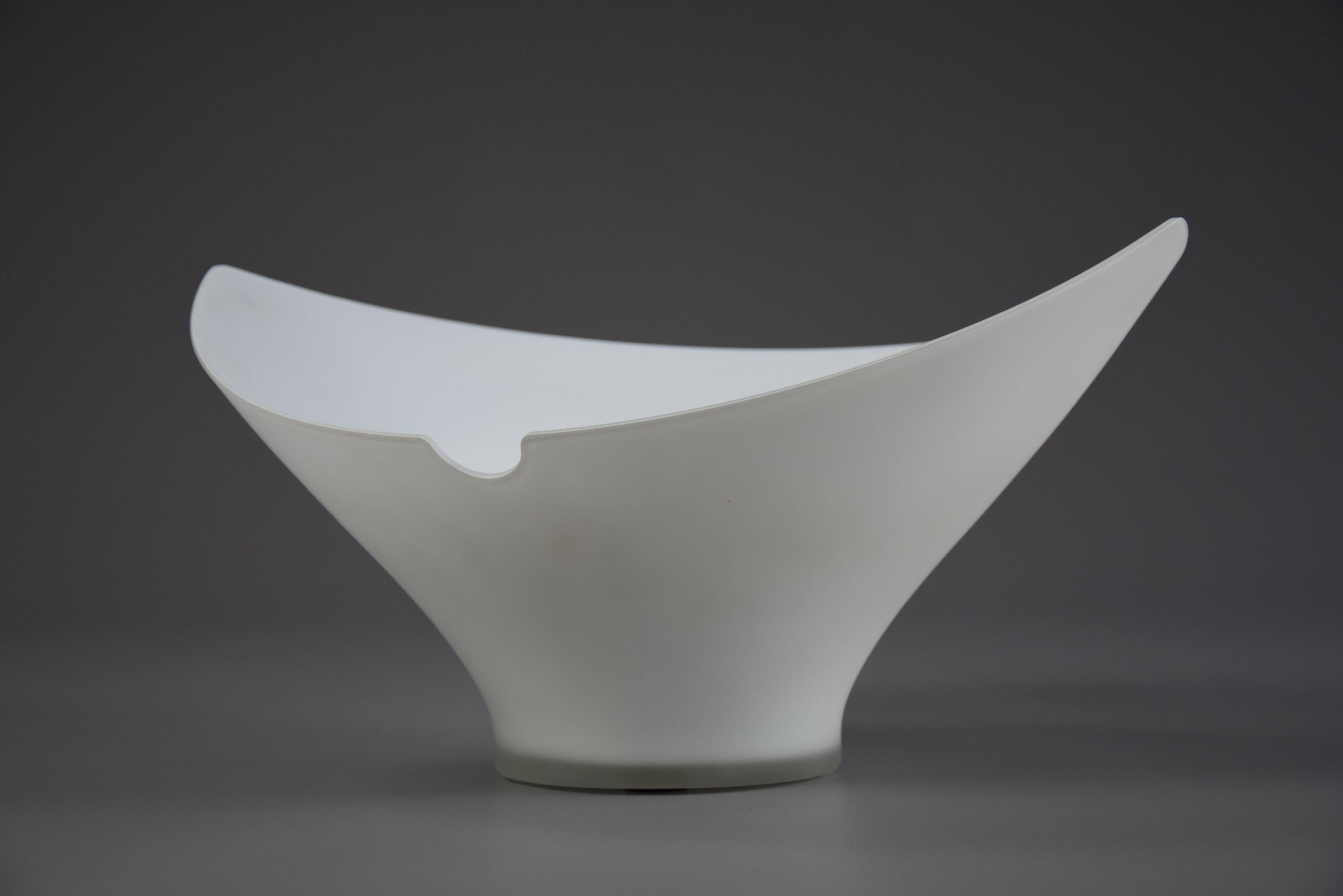 Superbe verre soufflé et taillé à la main en 3 couches, cristal - blanc - cristal, dépoli en piscine acide. Conçu par Kazuhiko Tomita pour Arcade, Murano, Venise 1993. Cette beauté est en parfait état.

Il sera expédié à l'étranger, assuré, dans