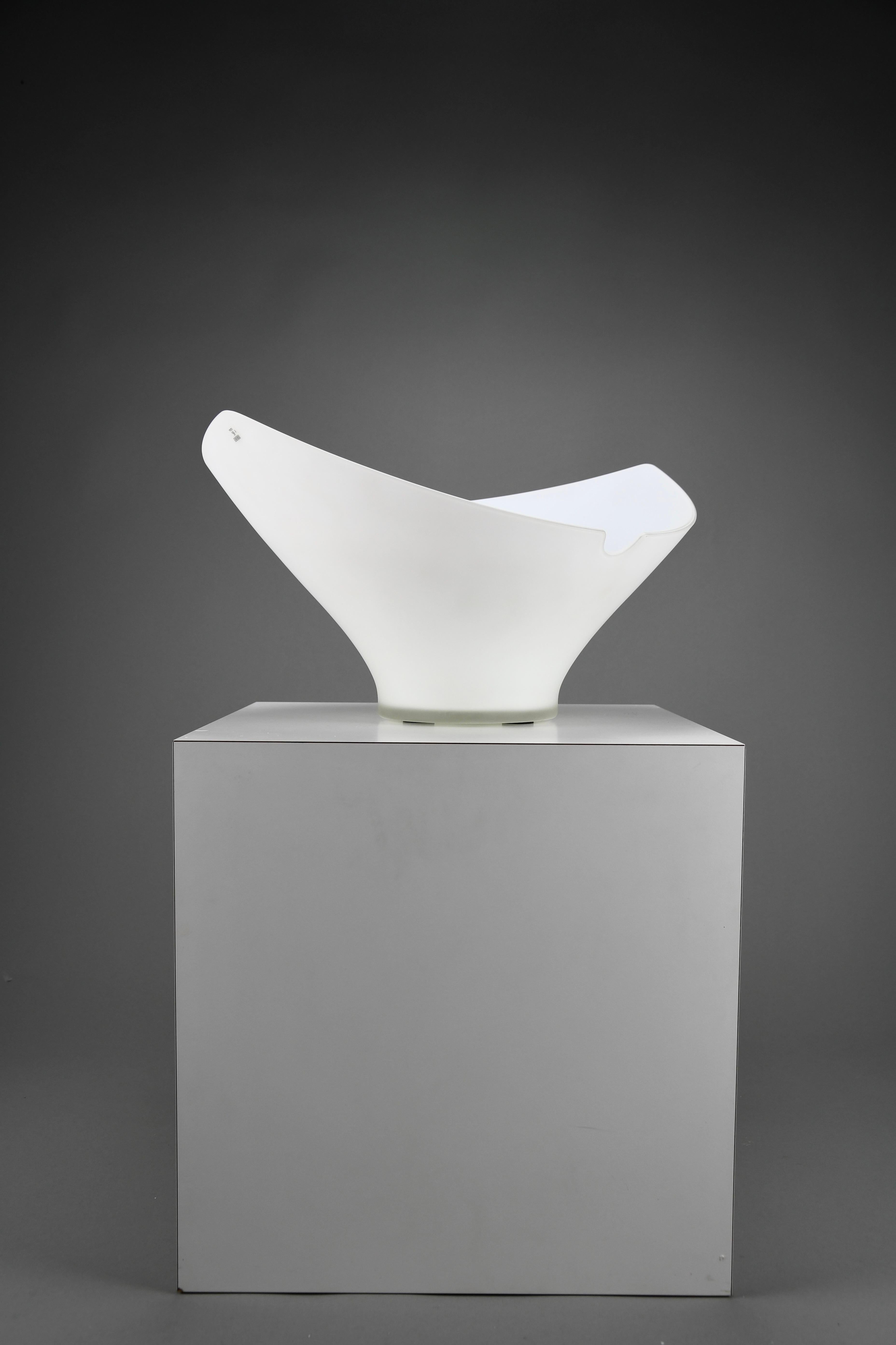 Wunderschönes mundgeblasenes und handgeschliffenes 3-Schichten-Glas, Kristall - weiß - Kristall, gefrostet im Säurebad. Entworfen von Kazuhiko Tomita für Arcade, Murano, Venedig 1993. Diese Schönheit ist in perfektem Zustand.

Es wird in einer