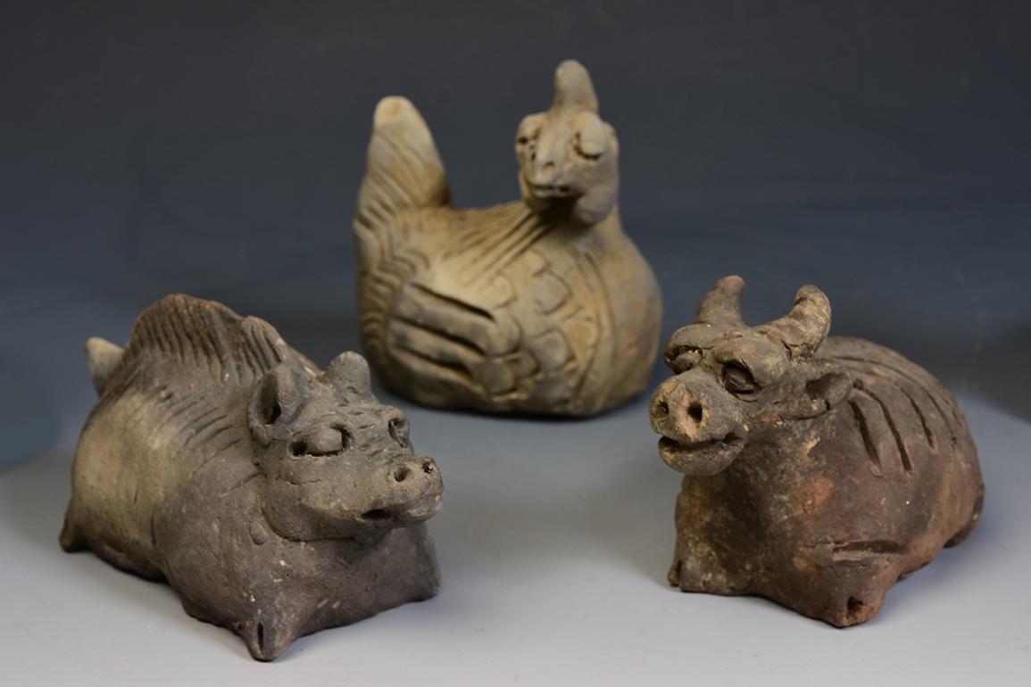 Yuan Dynasty, A Set of Rare Antique Chinese Pottery Animals In Good Condition For Sale In Sampantawong, TH
