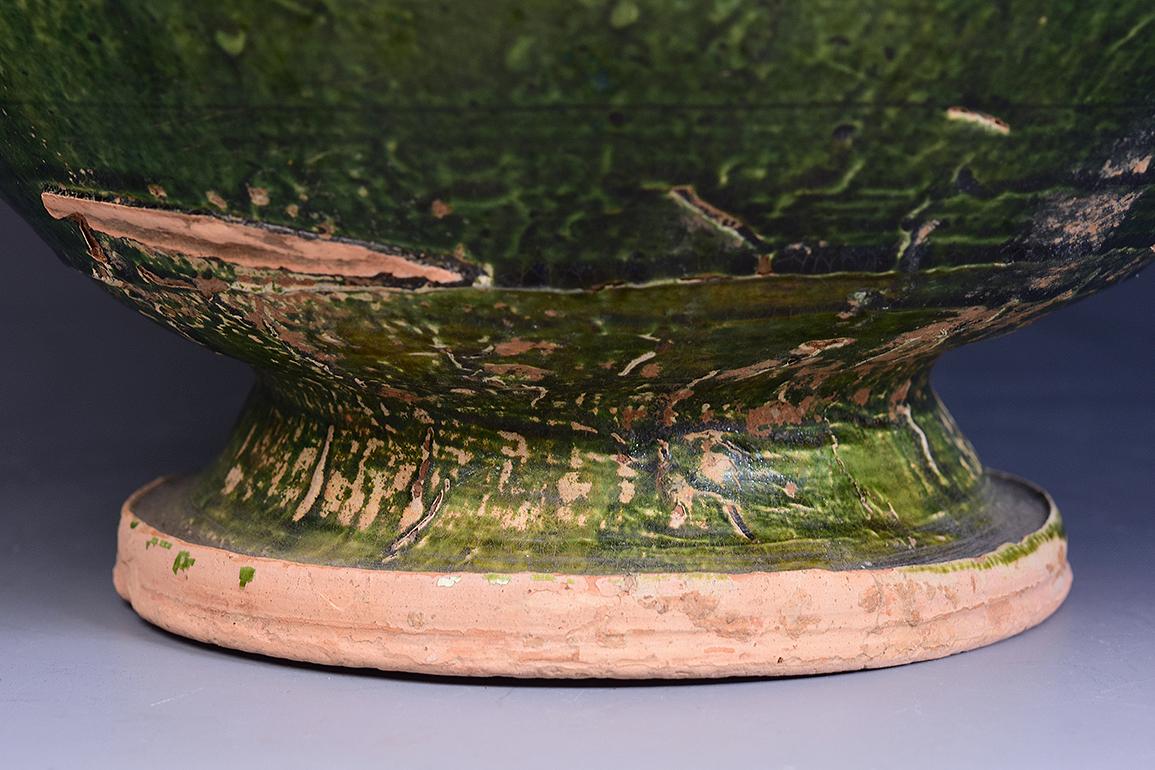 Sculpté à la main Ancienne jarre couverte en poterie vernissée verte de la dynastie Yuan, Chine en vente