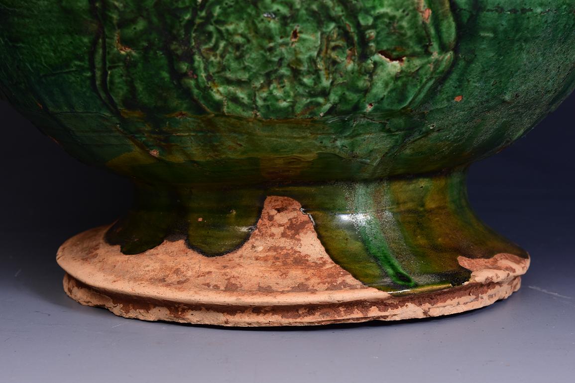 Ancienne poterie chinoise vernissée verte de la dynastie Yuan, jarre couverte Bon état - En vente à Sampantawong, TH