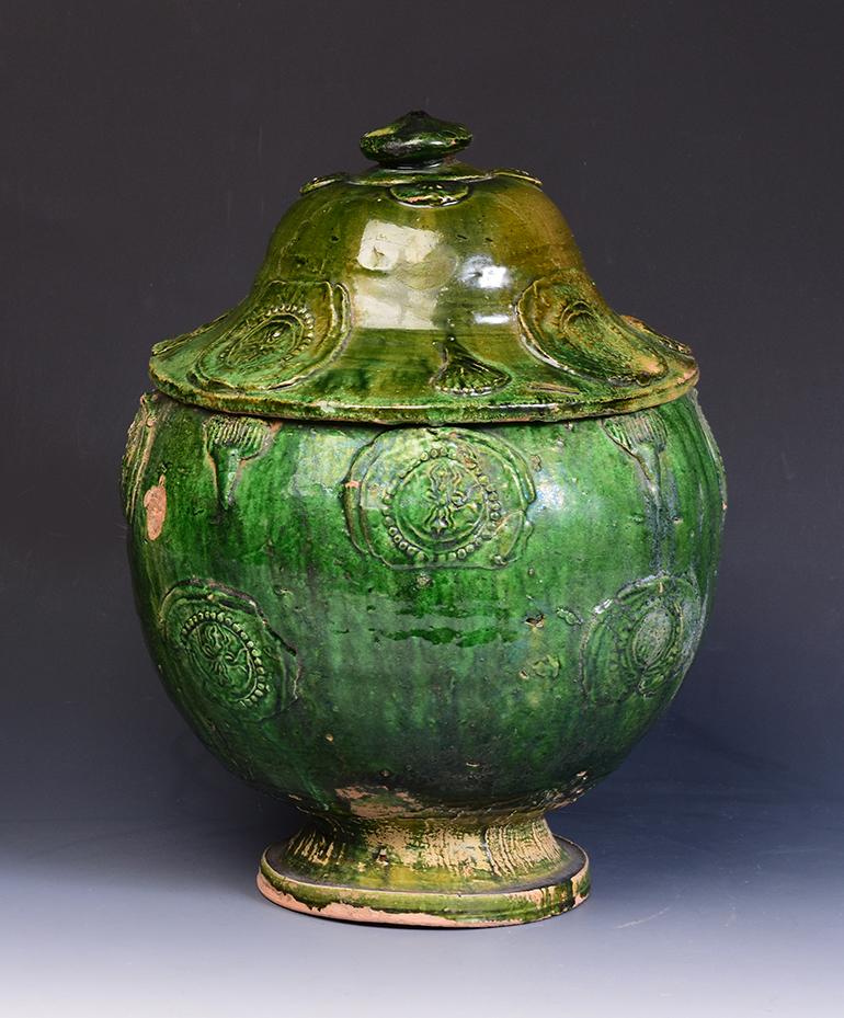 XVIIIe siècle et antérieur Ancienne jarre couverte en poterie vernissée verte de la dynastie Yuan, Chine en vente