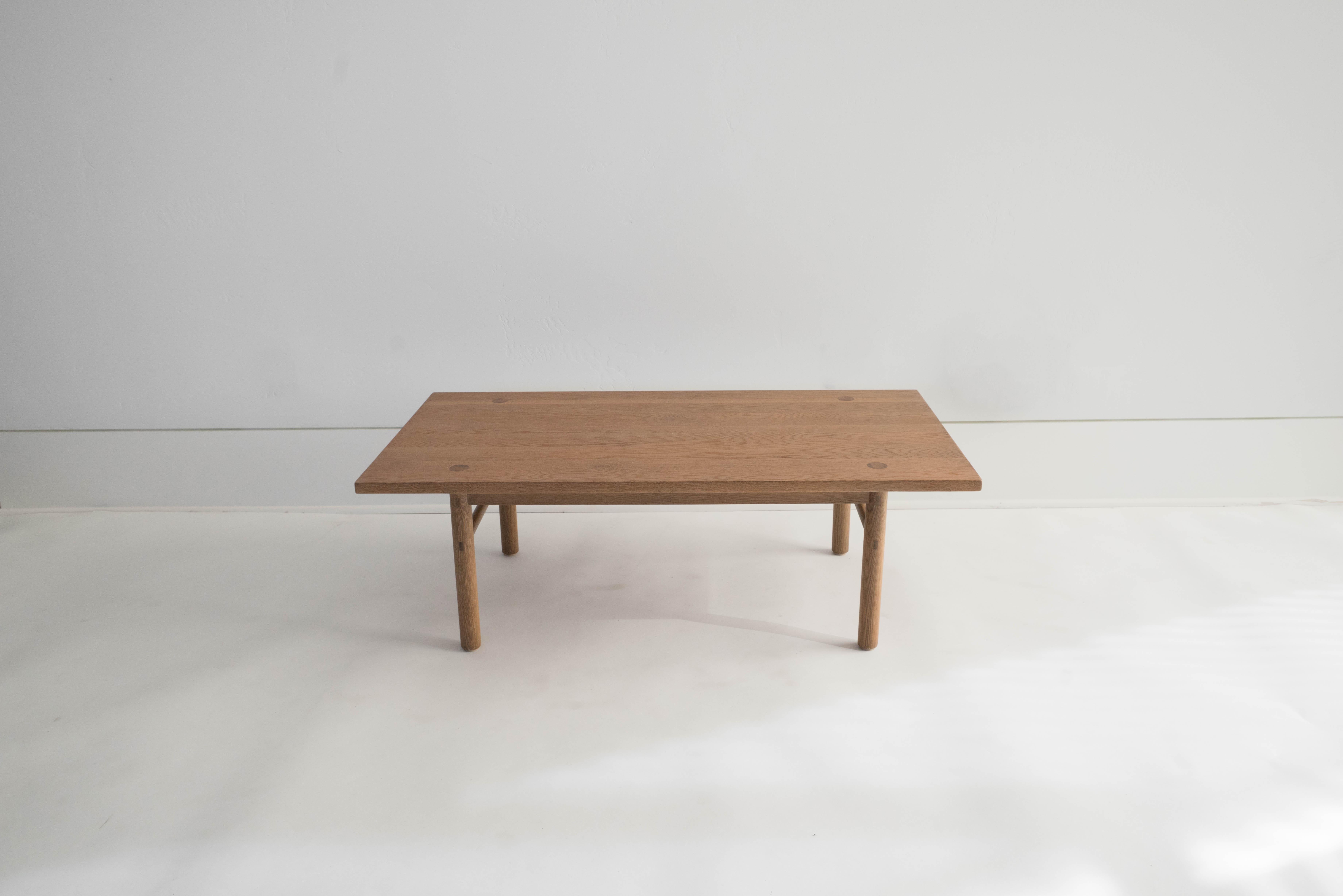 Sun at Six est un studio de conception de mobilier contemporain qui travaille avec des maîtres menuisiers chinois traditionnels pour fabriquer ses pièces à la main en utilisant la menuiserie traditionnelle. Notre table basse classique - simple,