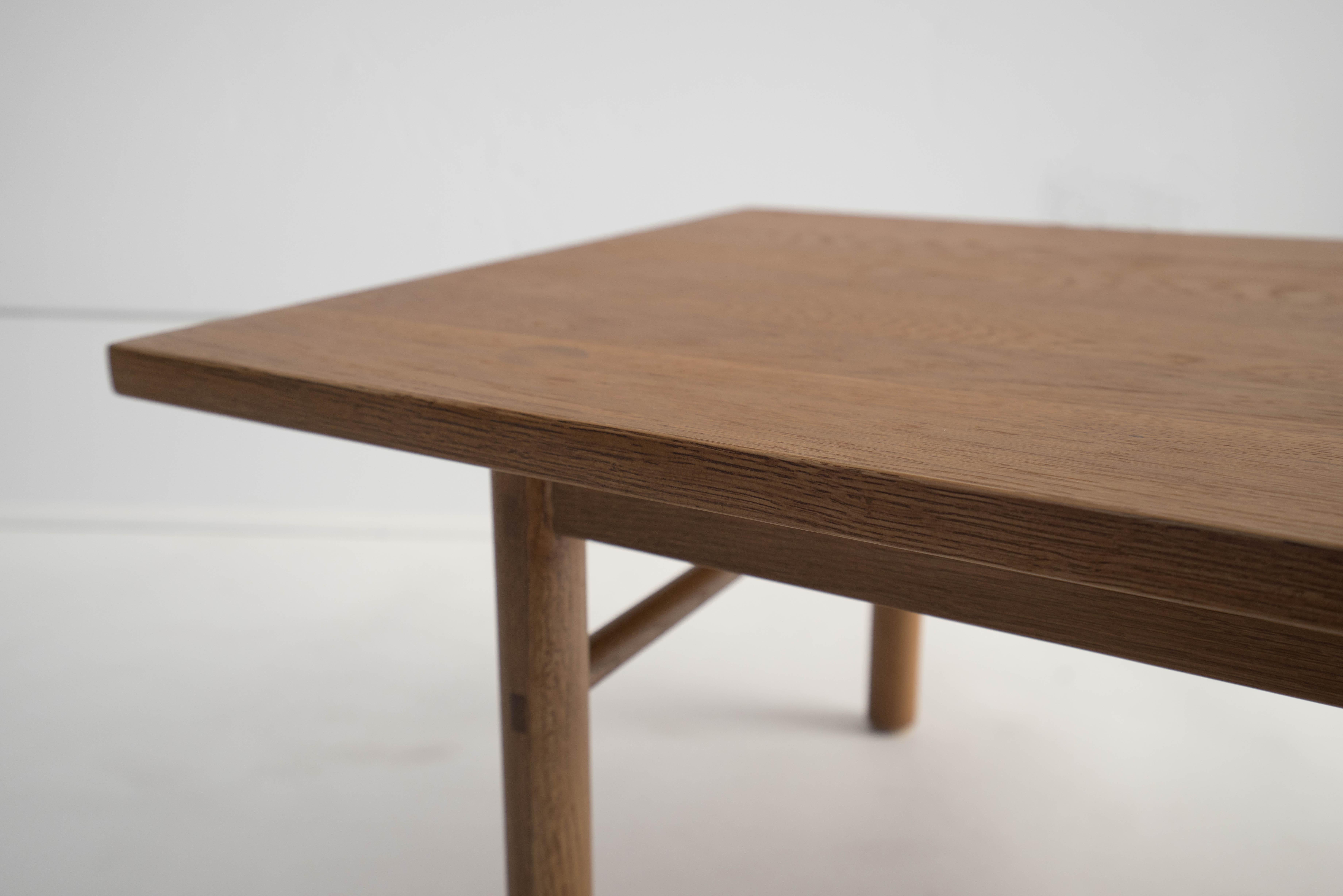 Minimaliste Table basse Yuba 106,7 cm par Sun at Six, Sienne, table basse en bois en vente