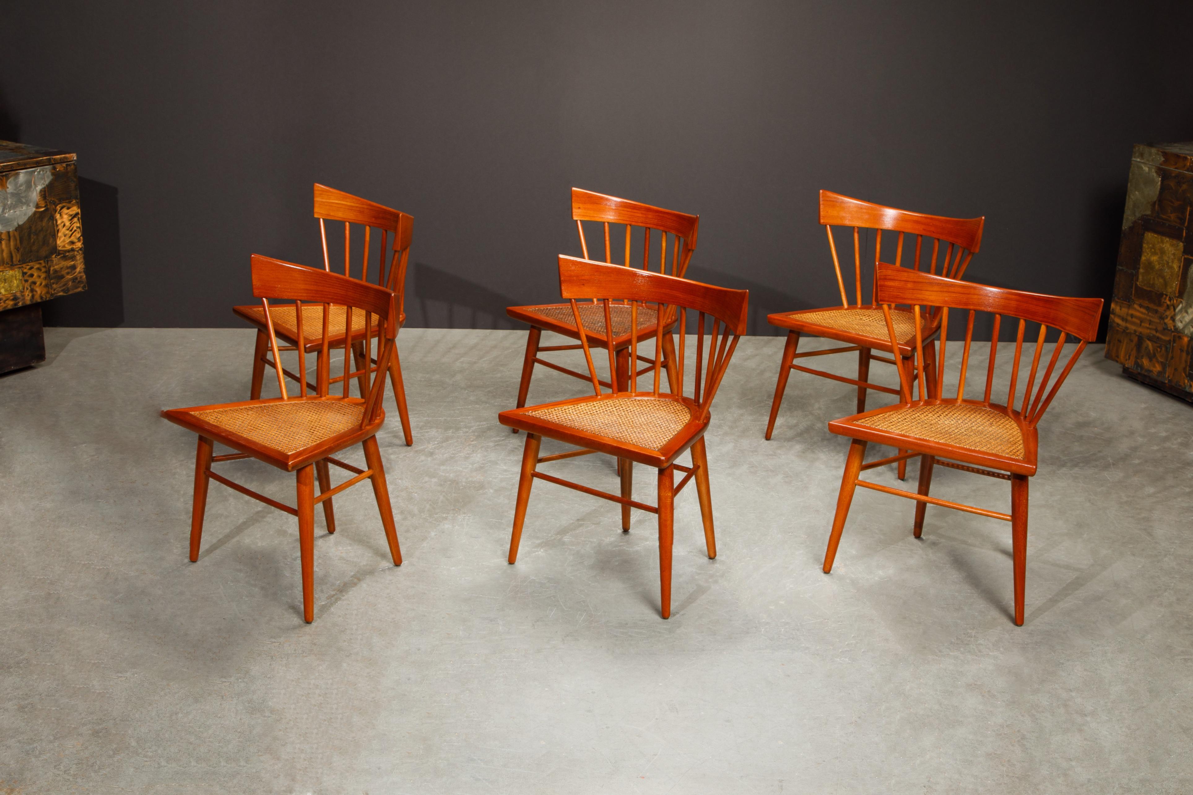Dieses Set aus sechs klassischen Esszimmerstühlen aus Mahagoni und Rohr wurde in den 1950er Jahren vom schwedischen Designer Edmond J. Spence entworfen und von Industria Mueblera in Mexiko hergestellt. 

Dieses lebhafte Esszimmerstuhlset aus