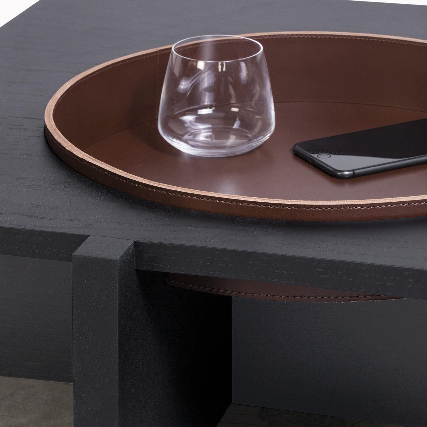 With its modern and contemporary design Yuga coffee table will enrich any environment. The structure is made by intersecting planes, which in this version are in wenge wood, complemented by a smooth saddle leather tray insert. All the saddle leather