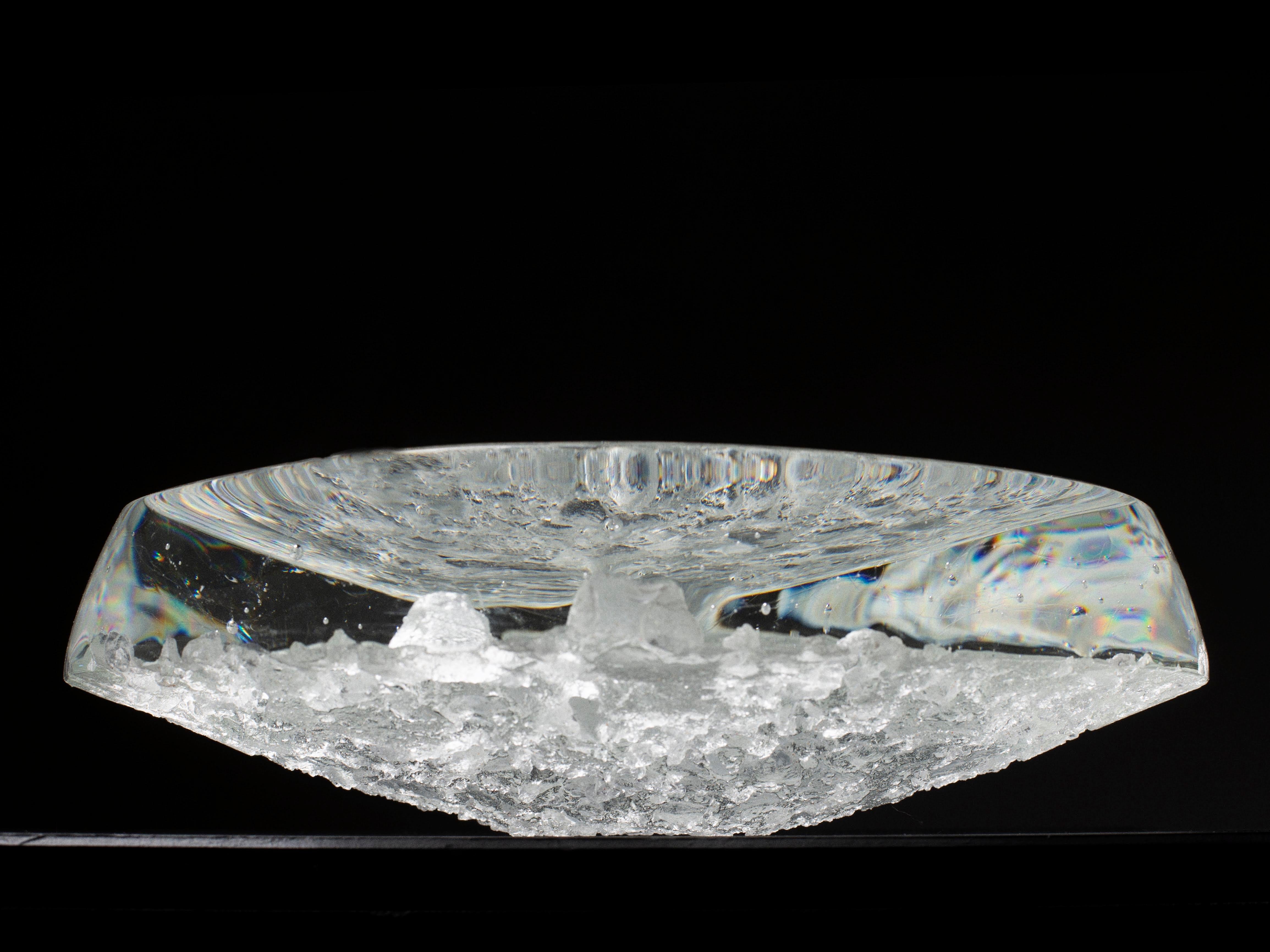 Yugen Round Plate by Matthieu Gicquel
Dimensions: Ø 36 x H 5 cm.
Materials: Optical glass.
Weight: 12 kg.

Each piece is numbered. Please contact us.

Praise for the moment
Light shines through the glass. Details are revealed one by one: here a