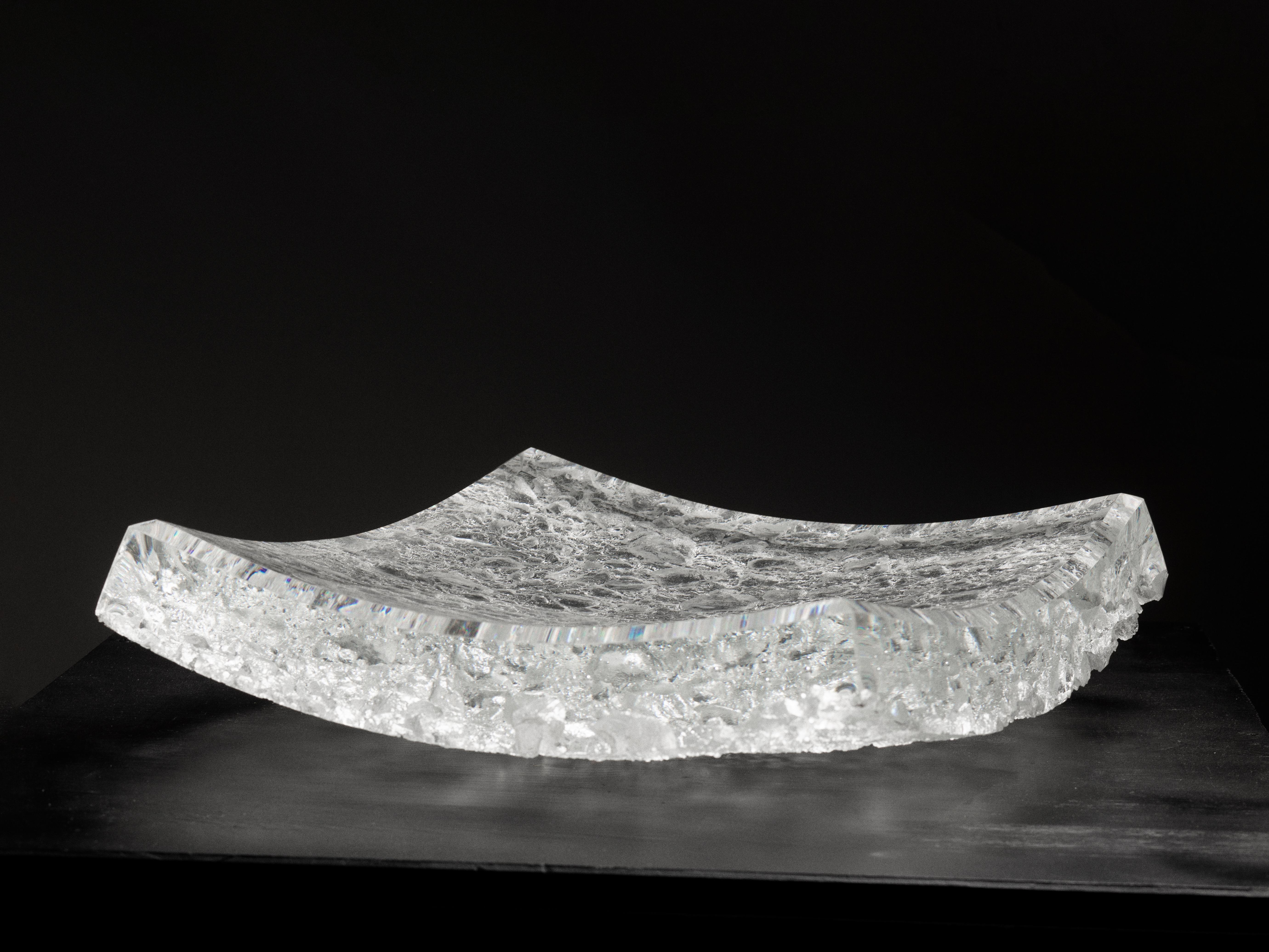 Yugen Square Plate by Matthieu Gicquel
Dimensions: D 39 x W 39 x H 5 cm.
Materials: Optical glass.
Weight: 19 kg.

Each piece is numbered. Please contact us.

Praise for the moment
Light shines through the glass. Details are revealed one by one: