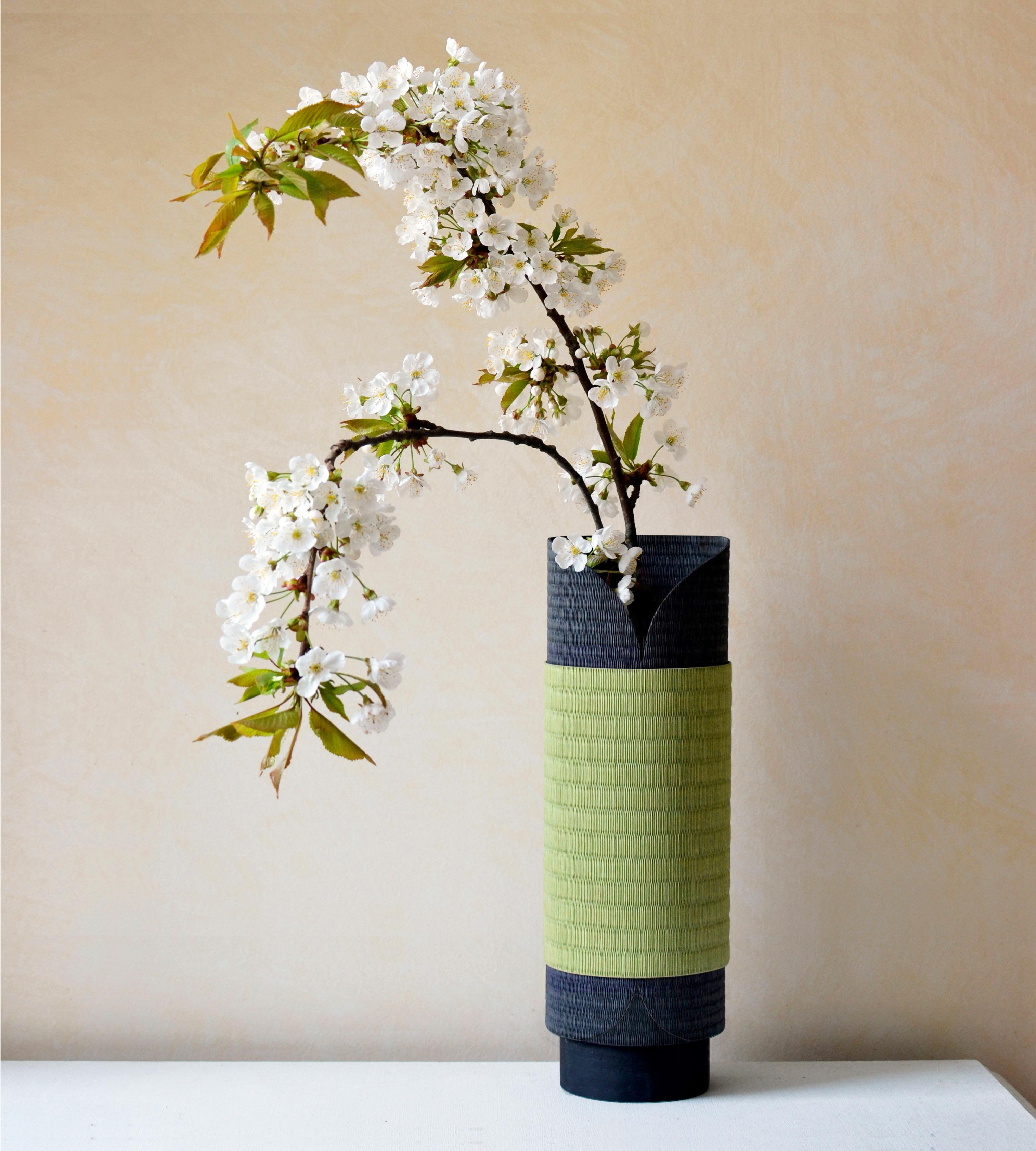 Yugen-Vase von Astrid Hauton
Abmessungen: D 11,5 x H 35 cm
MATERIALIEN: gewebtes Washi-Papier, gewachstes schwarzes Valchromat.

