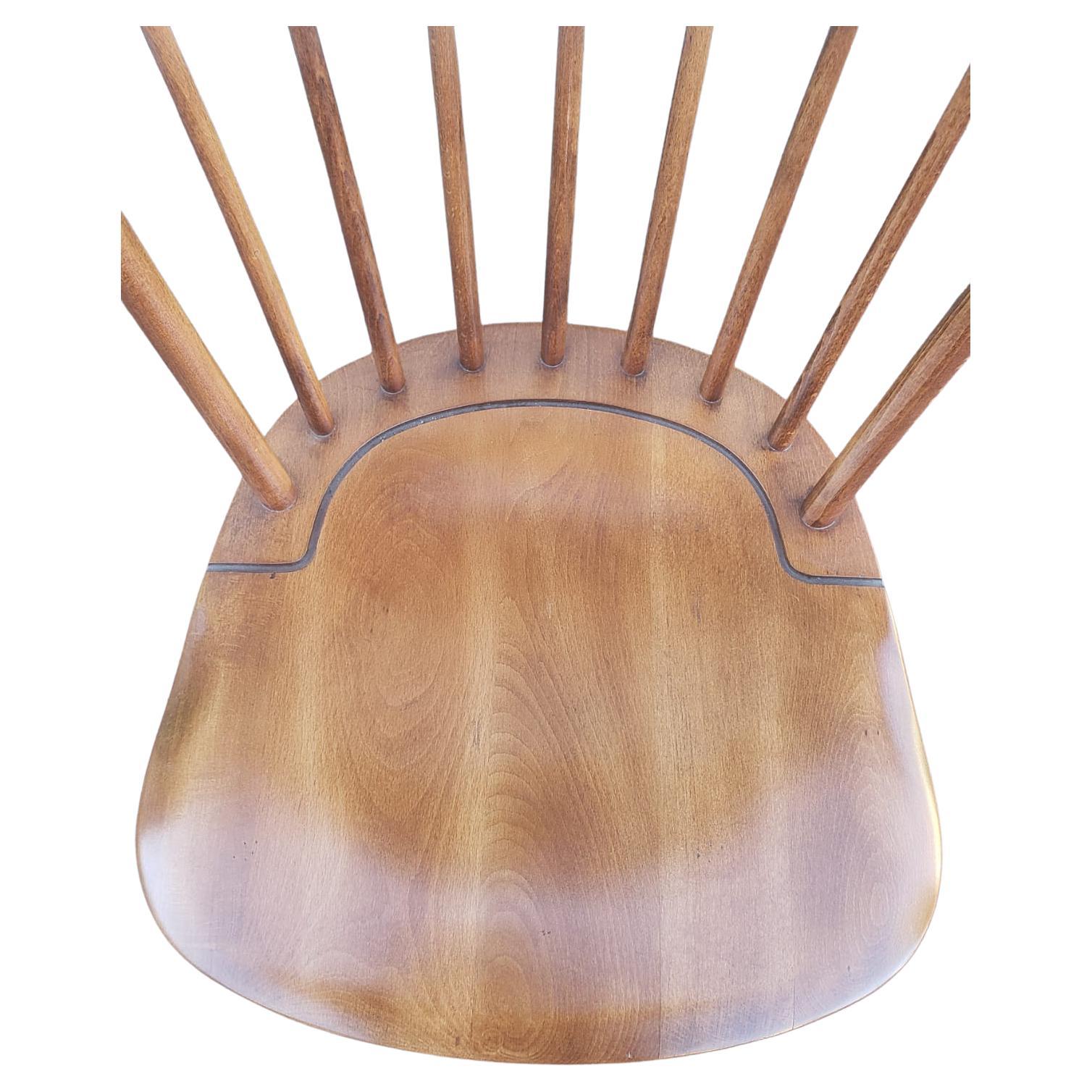 Jugoslawischer Windsor-Stuhl aus Kirsche mit Bambusimitat. Eingravierter Stempel. Ausgezeichneter Jahrgang. Kirsche massiv. 
Maße: 16,5' x 16,5' x 36