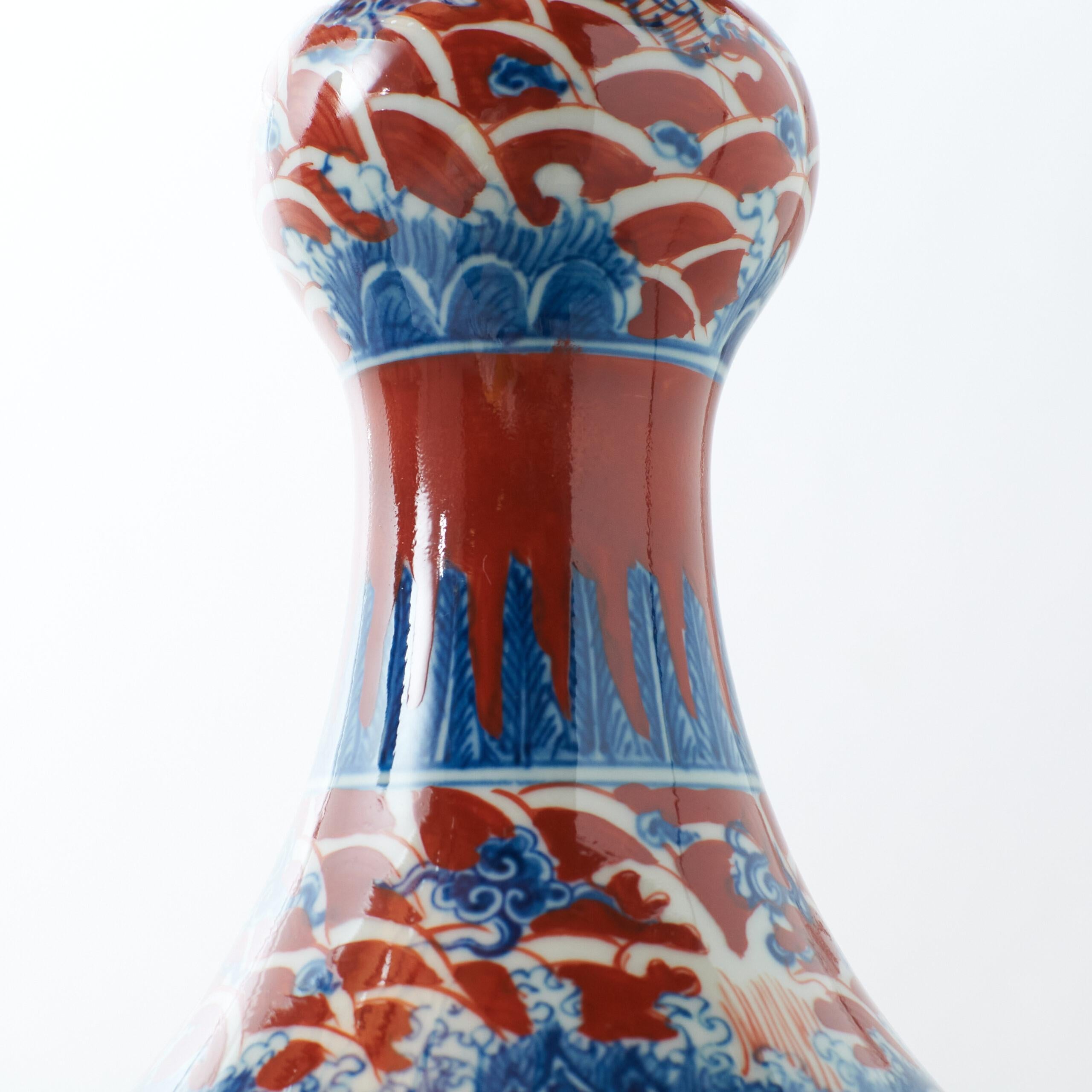 Porzellanvase mit Drachenmotiv im Yuhuchun-Stil (Chinesisch) im Angebot