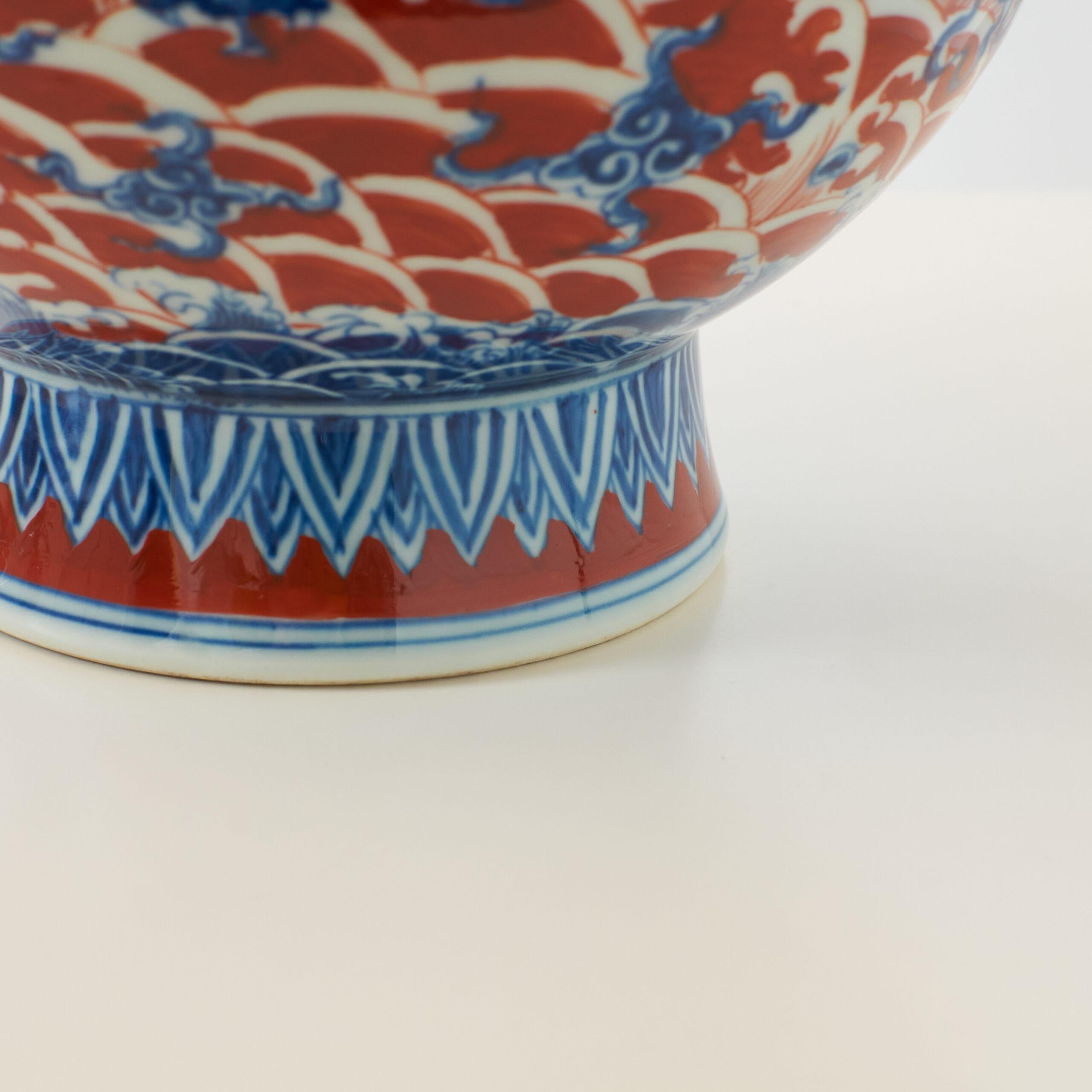 Porzellanvase mit Drachenmotiv im Yuhuchun-Stil im Zustand „Gut“ im Angebot in San Francisco, CA