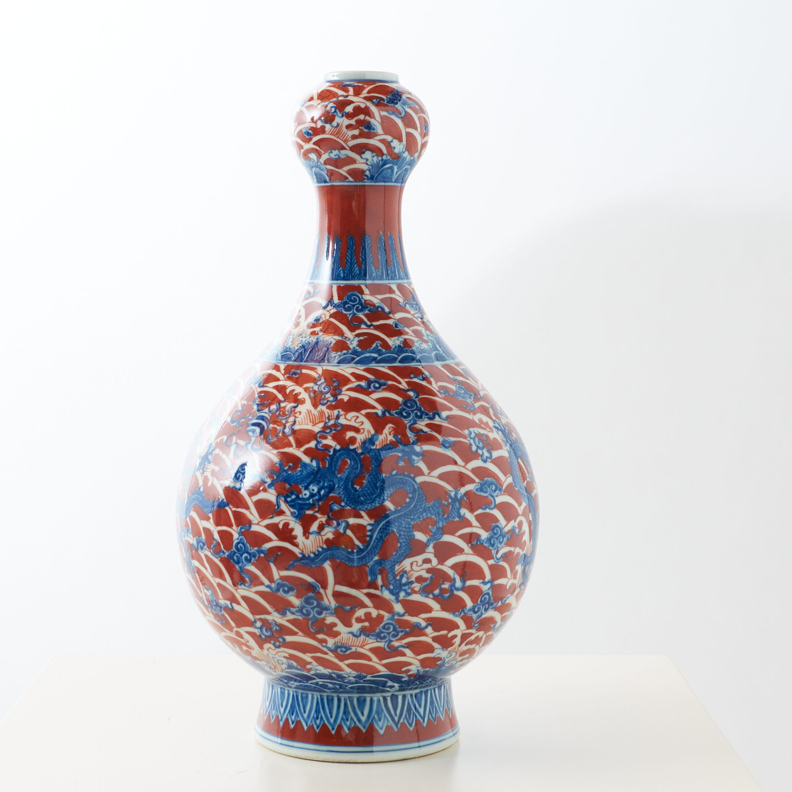 Jarrón de porcelana de estilo Yuhuchun con motivo de dragón