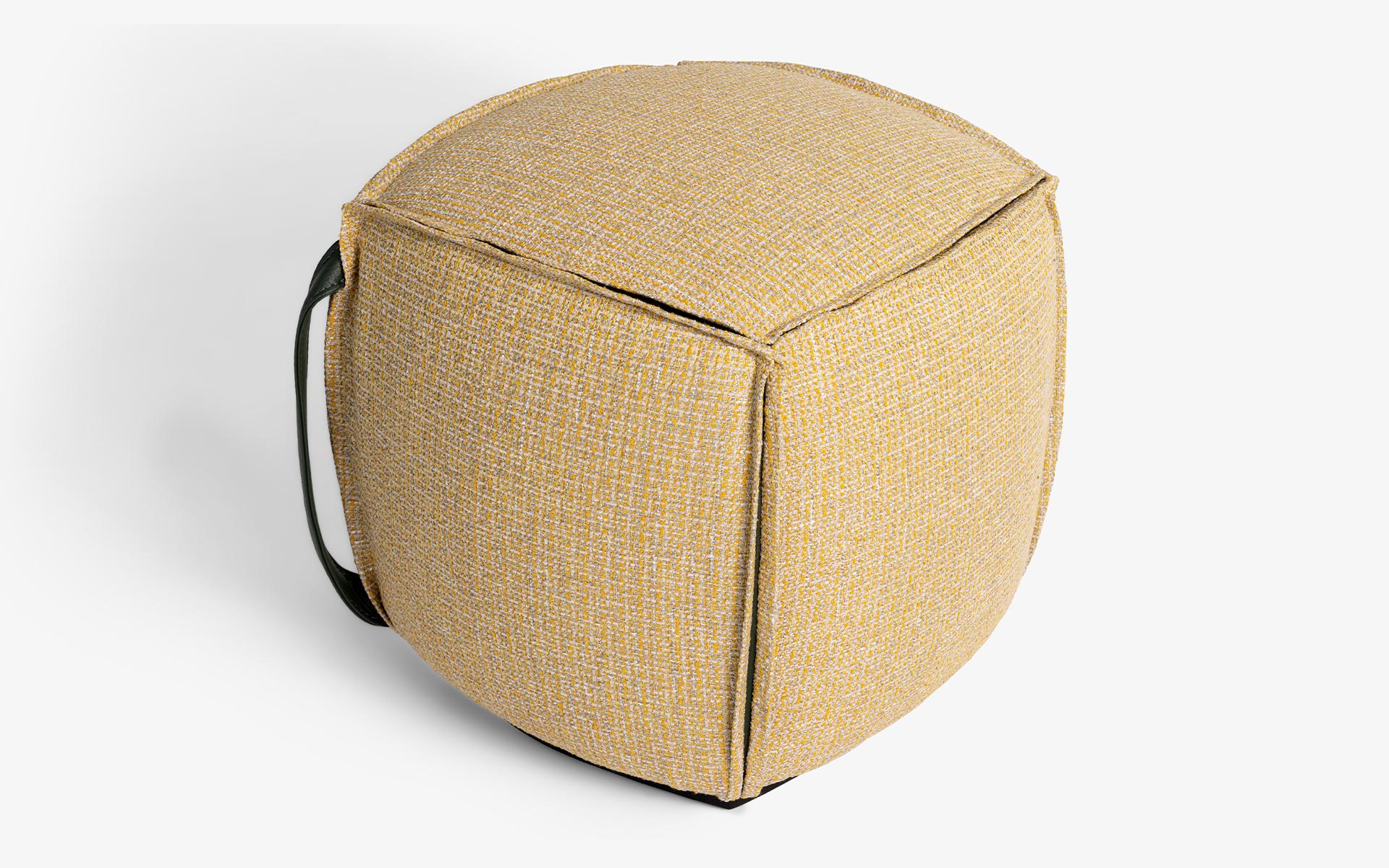 Yūkan pouf is ready to accompany your living spaces with its minimal design. Thanks to its high-quality filling material, it offers a comfortable and flexible seating, allowing you to use it with pleasure for long periods of time. The leather handle