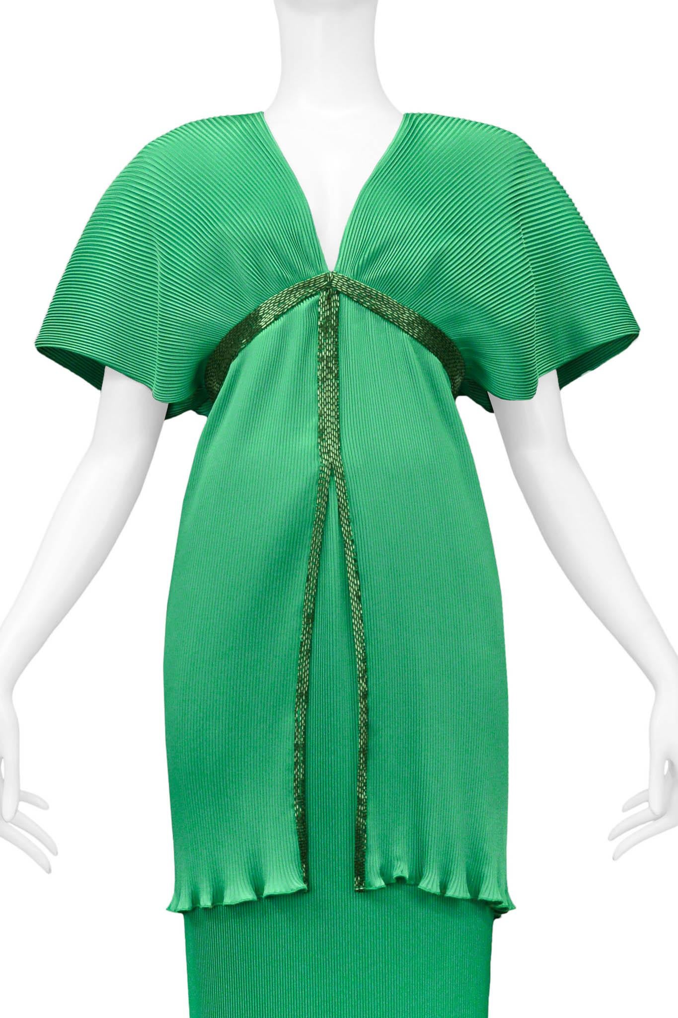 Yuki Pleated Emerald Green Ensemble With Bugle Bead Trim In Excellent Condition For Sale In Los Angeles, CA