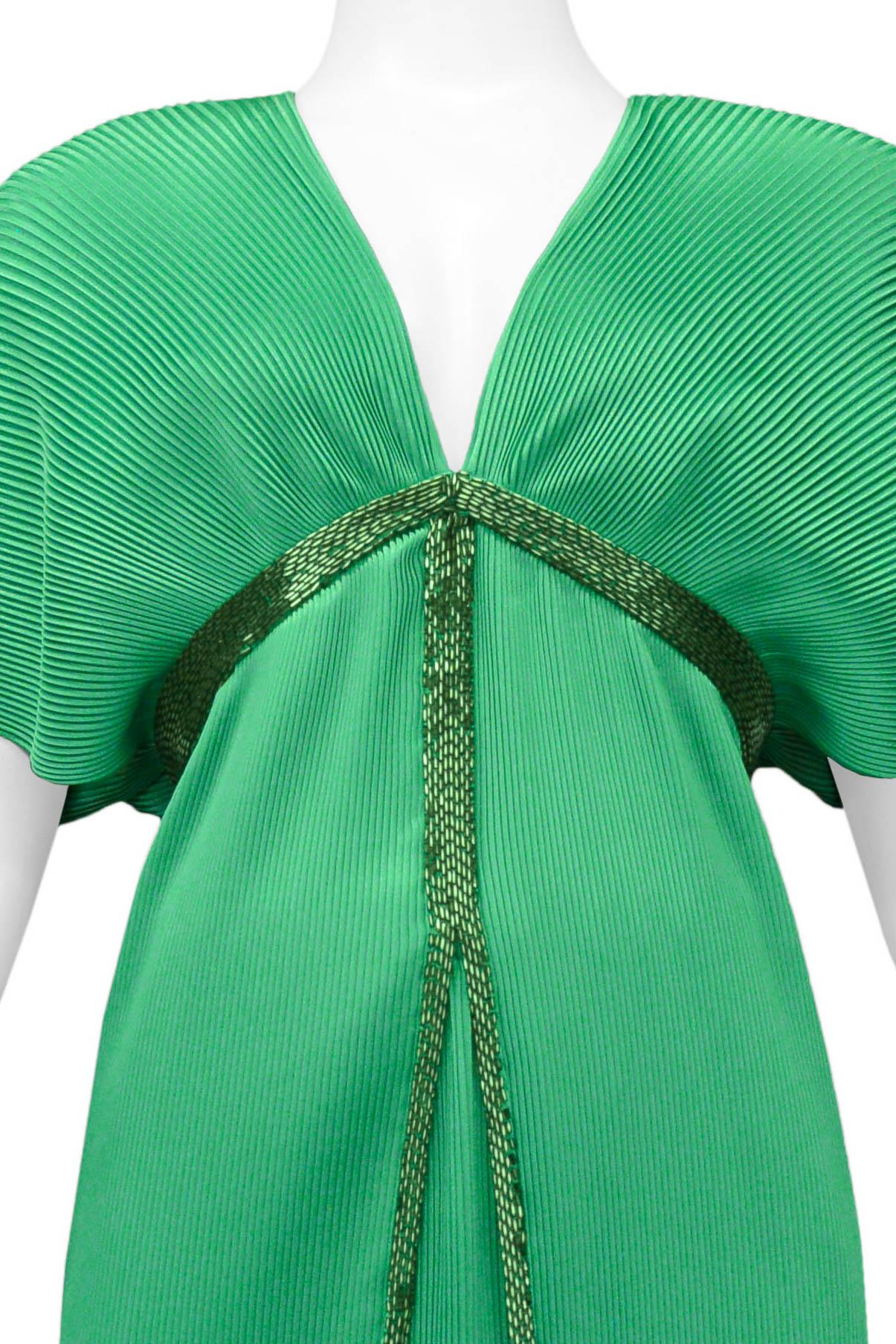 Yuki - Ensemble plissé vert émeraude avec bordure en perles à bourgeons Excellent état - En vente à Los Angeles, CA