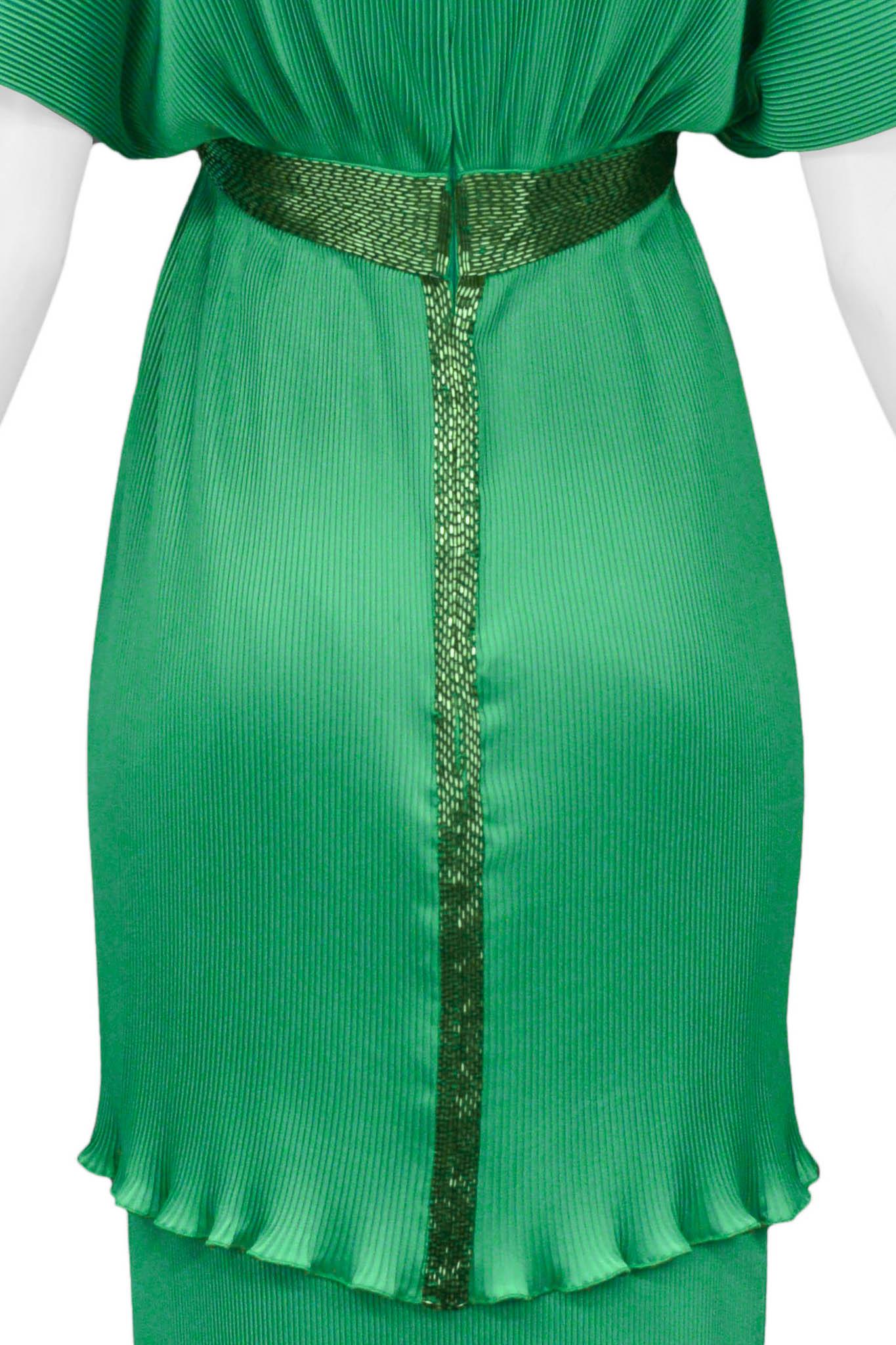 Yuki - Ensemble plissé vert émeraude avec bordure en perles à bourgeons en vente 4