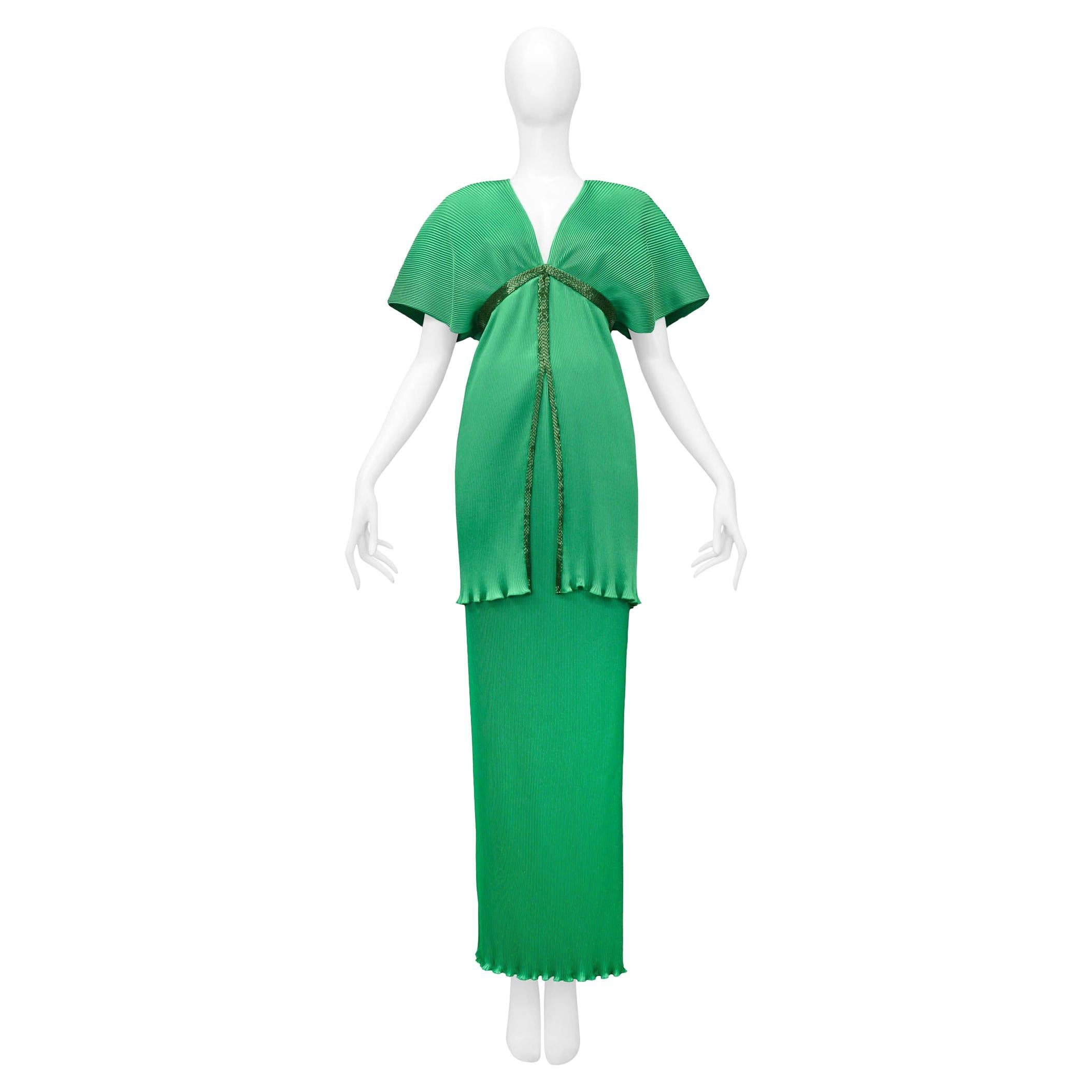 Yuki - Ensemble plissé vert émeraude avec bordure en perles à bourgeons