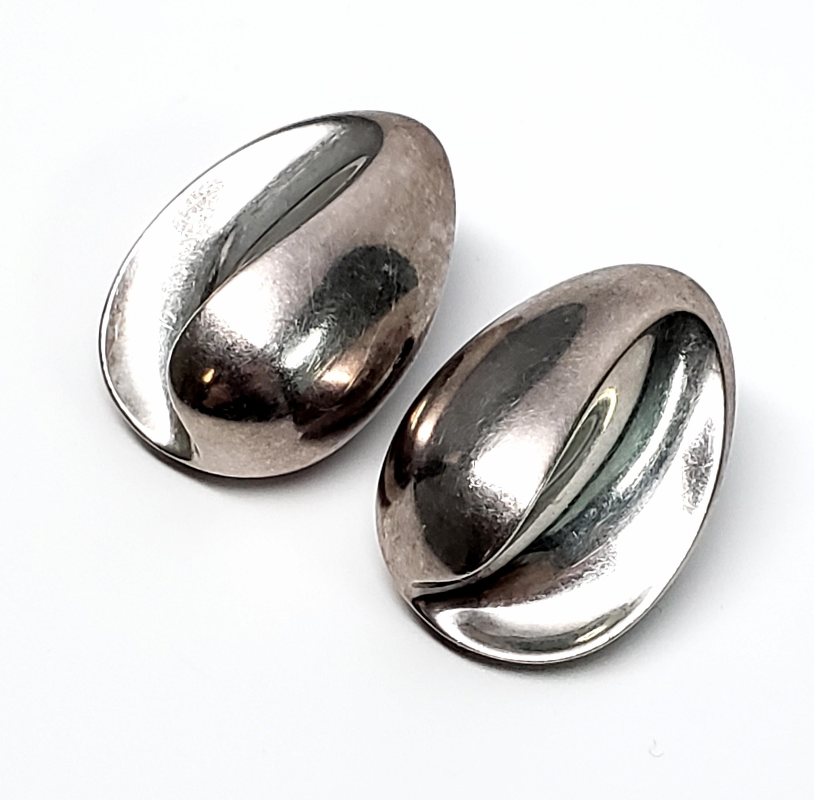 Yukihiro Shibata sterling silver clip-on earrings, circa 1980s.

Beautiful and unique piece in a modern concave oval design.

Earrings measures approx 1 3/8