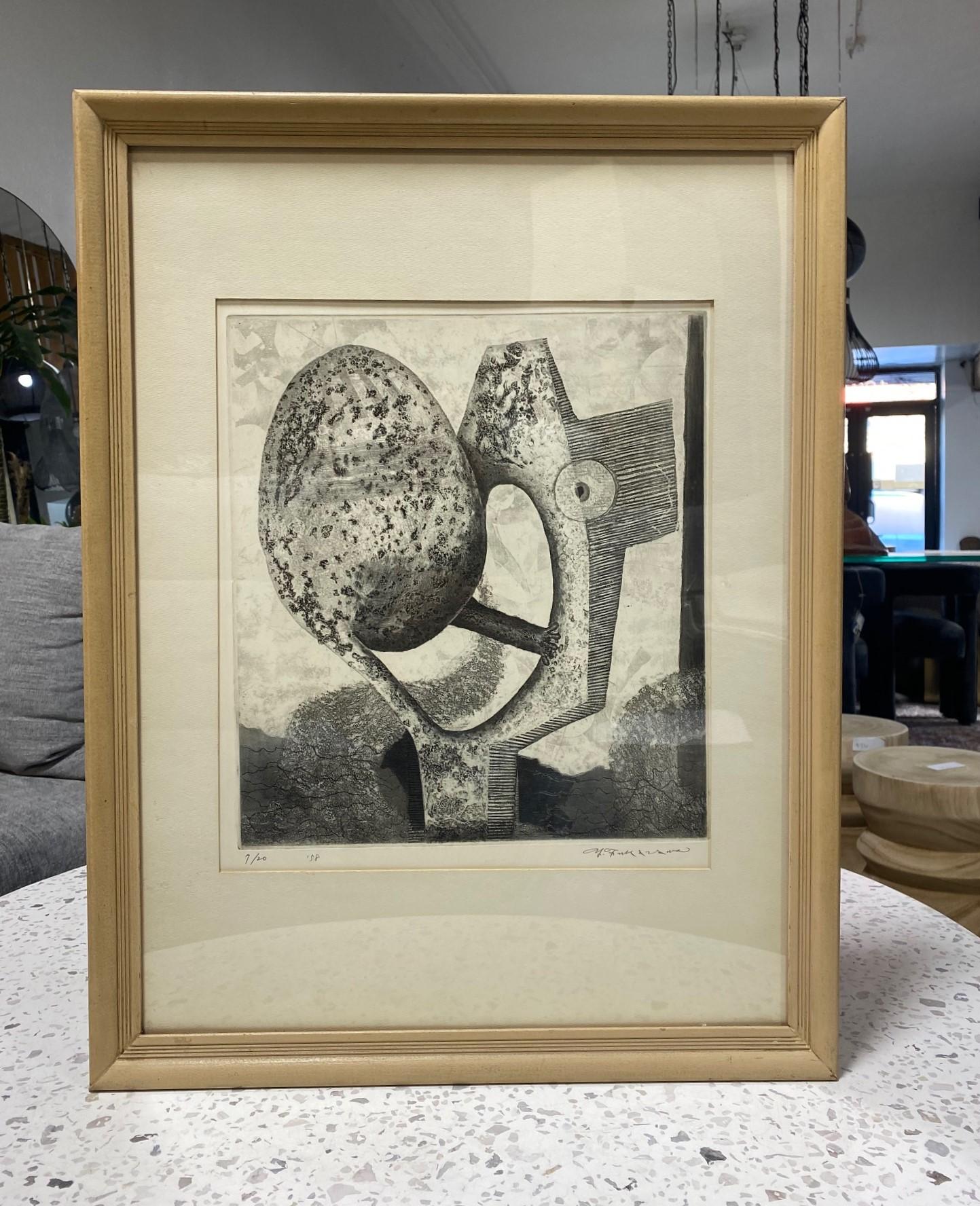 Ein wahrhaft wundervolles und unterschwellig seltsames abstraktes Werk des japanischen Künstlers Yukio Fukazawa aus der Mitte des Jahrhunderts. (1924-).  

Die Aquatintaradierung ist vom Künstler am unteren Rand mit Bleistift signiert, datiert